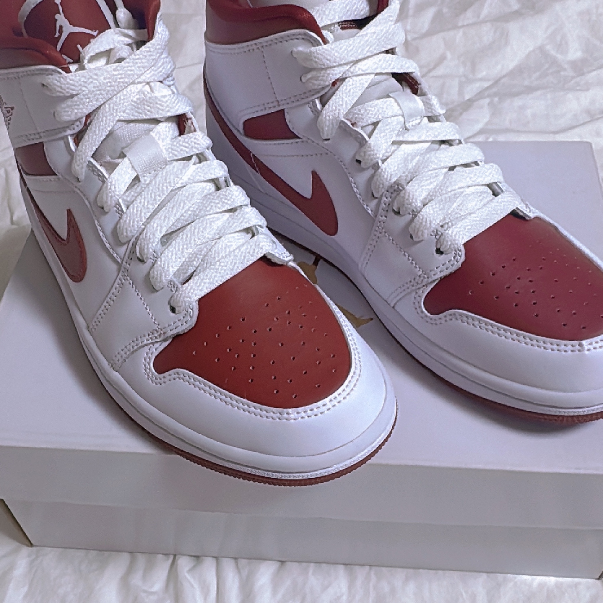 (W) Jordan 1 Mid Championship Red 착용 스타일