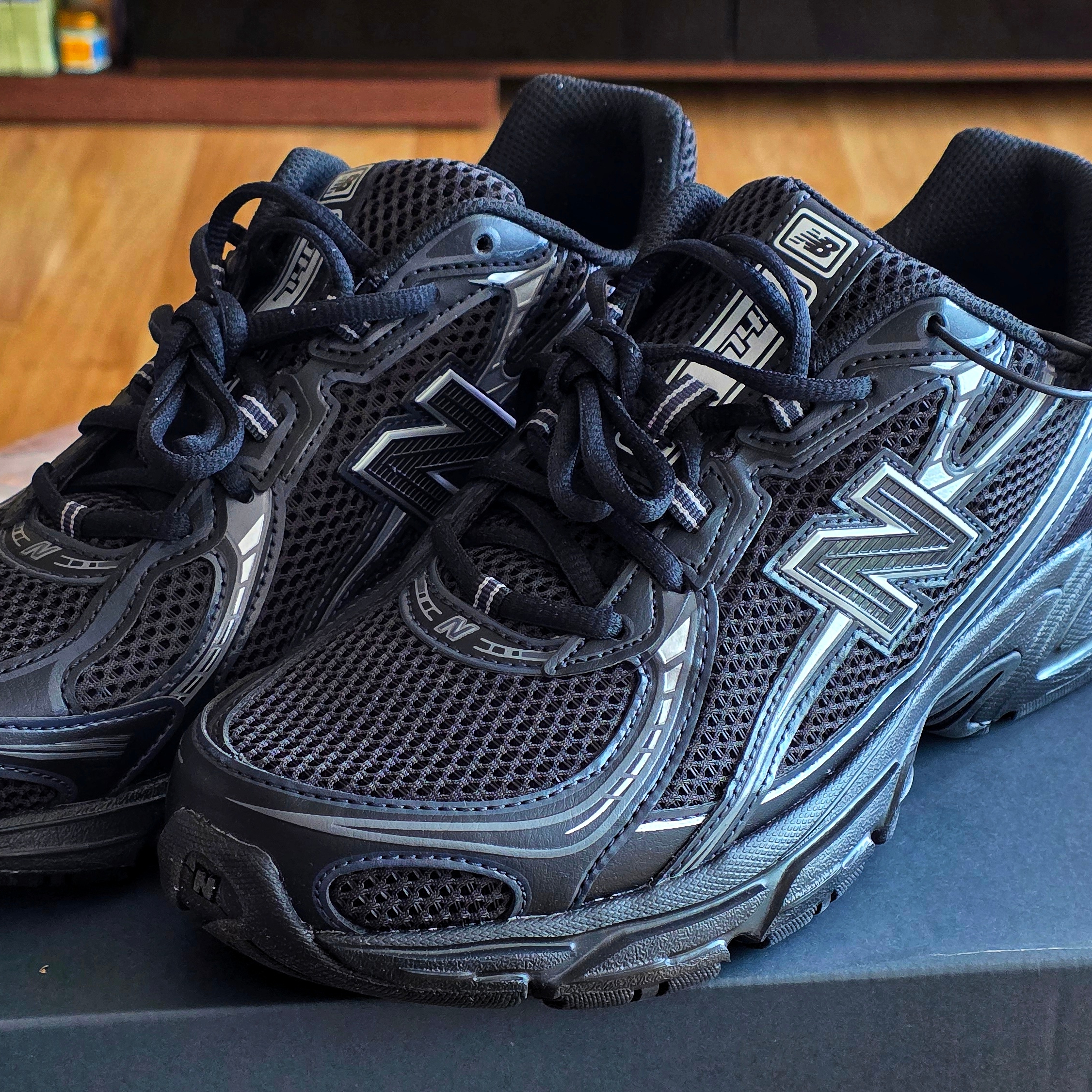 New Balance 740v2 Black Silver Metallic 착용 스타일 - 1