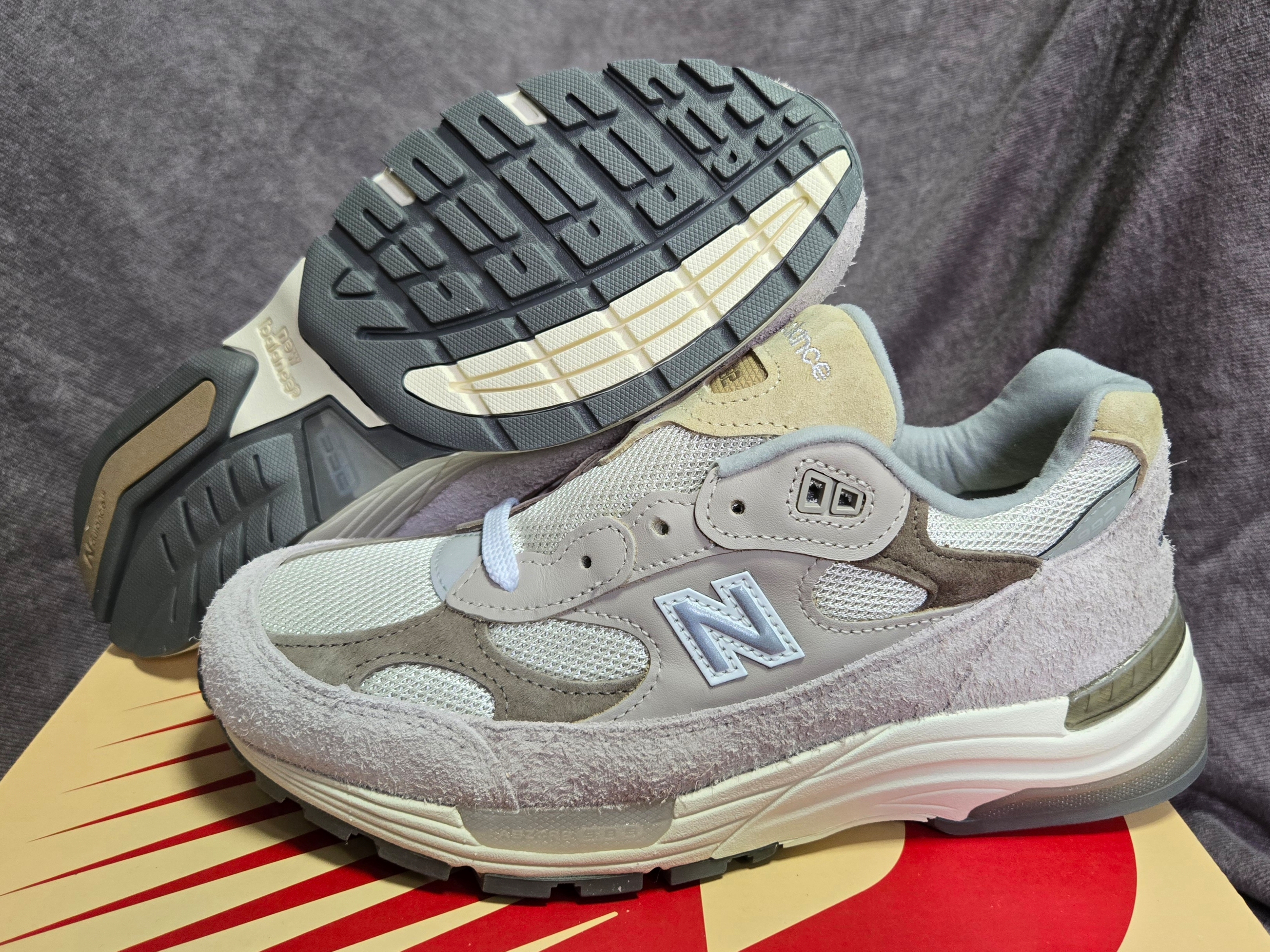 New Balance 992 Made in USA Moonrock Mushroom, New Balance 992 Made in USA Grey - D Standard 착용 스타일 - 2