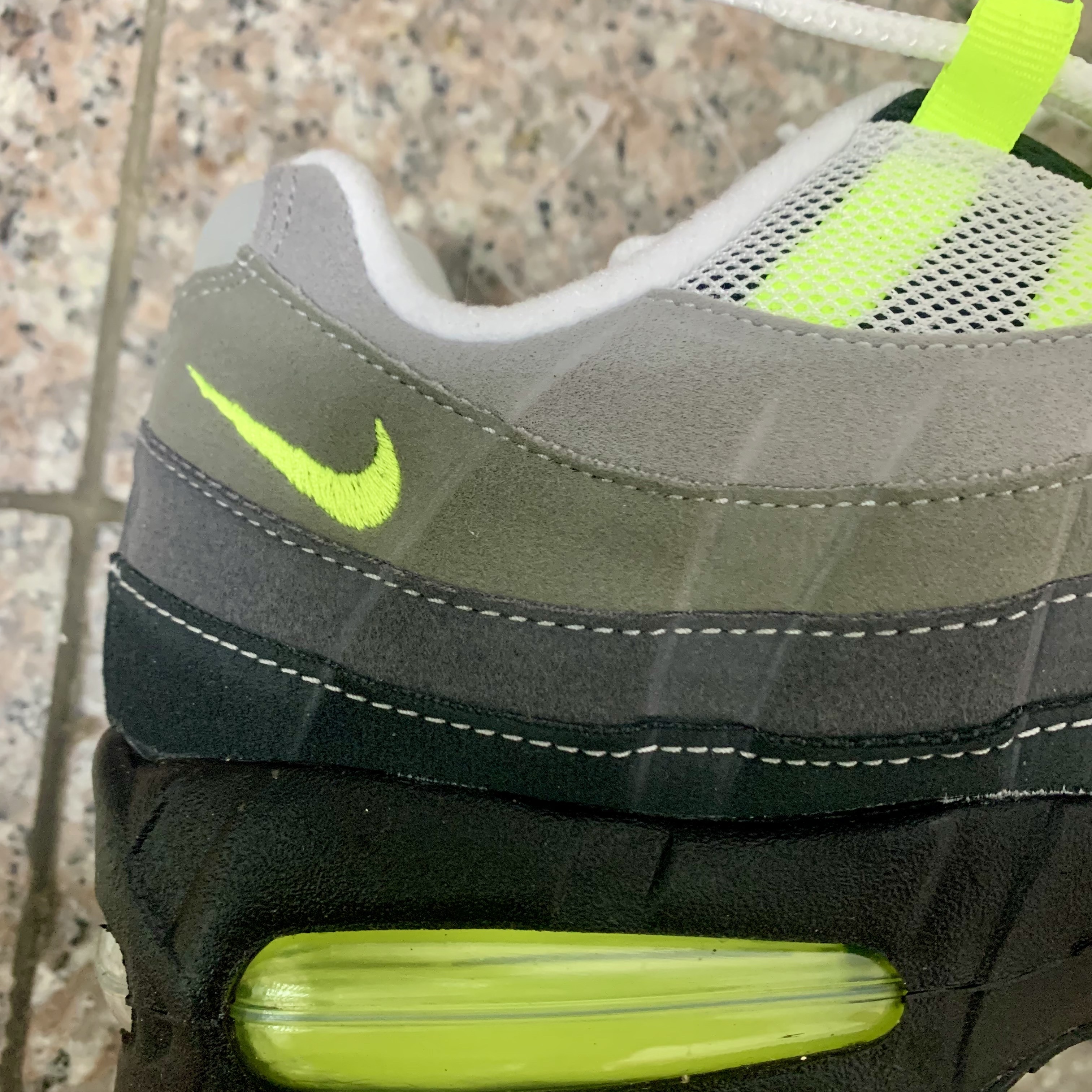 Nike Air Max 95 OG Neon 착용 스타일