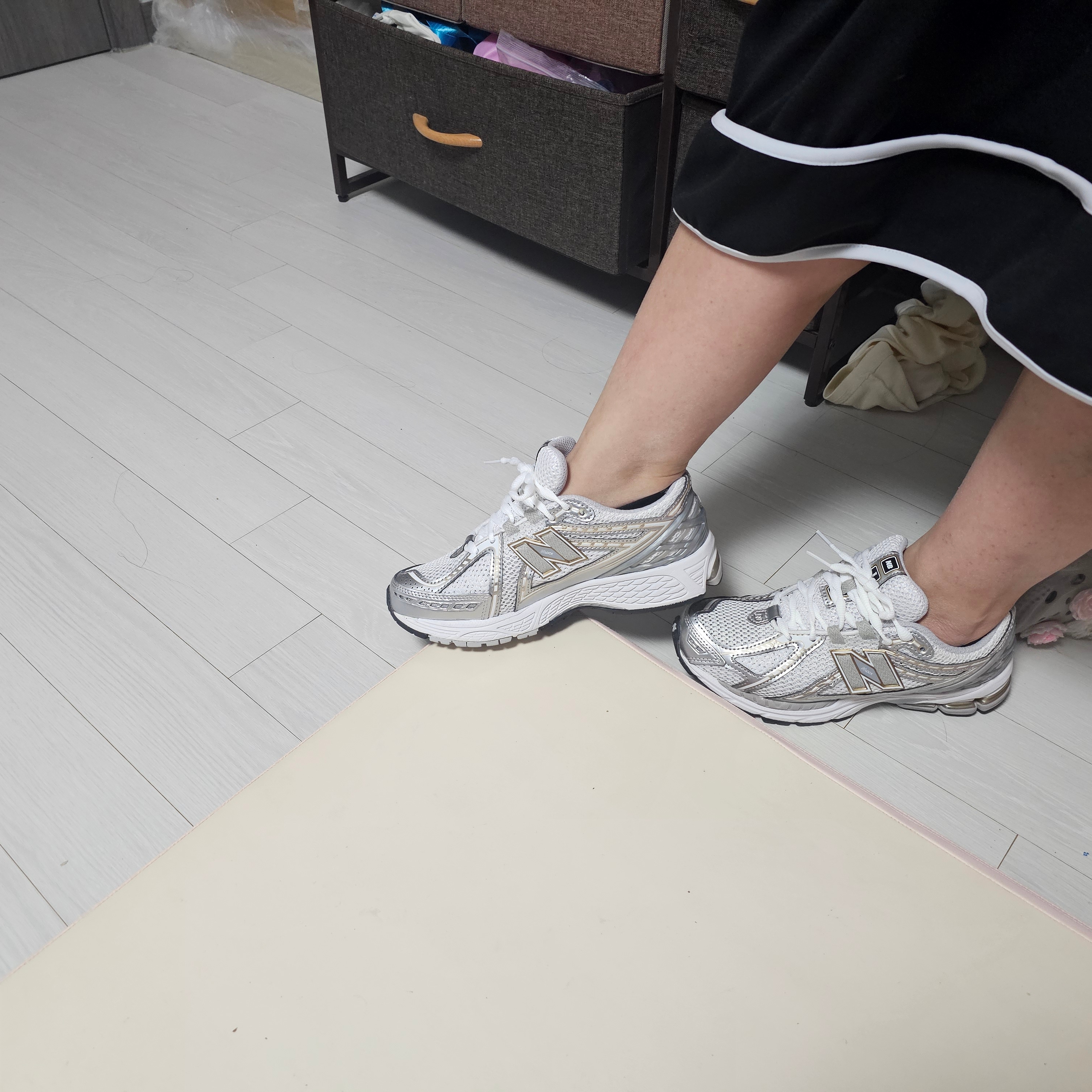 New Balance 1906R White Metallic Silver 착용 스타일