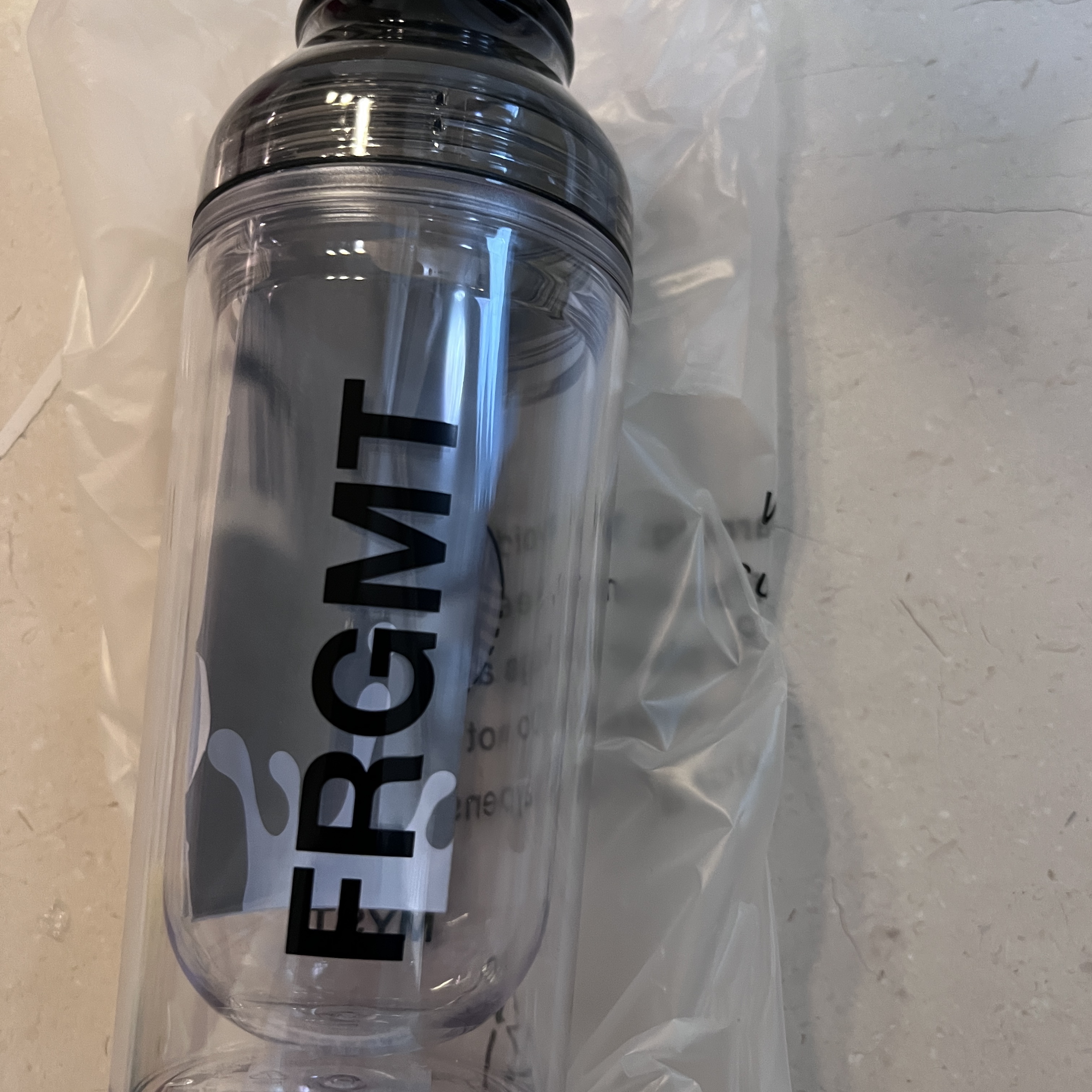 스타벅스 x 프라그먼트 더블월 써니 보틀 블랙 473ml 착용 스타일