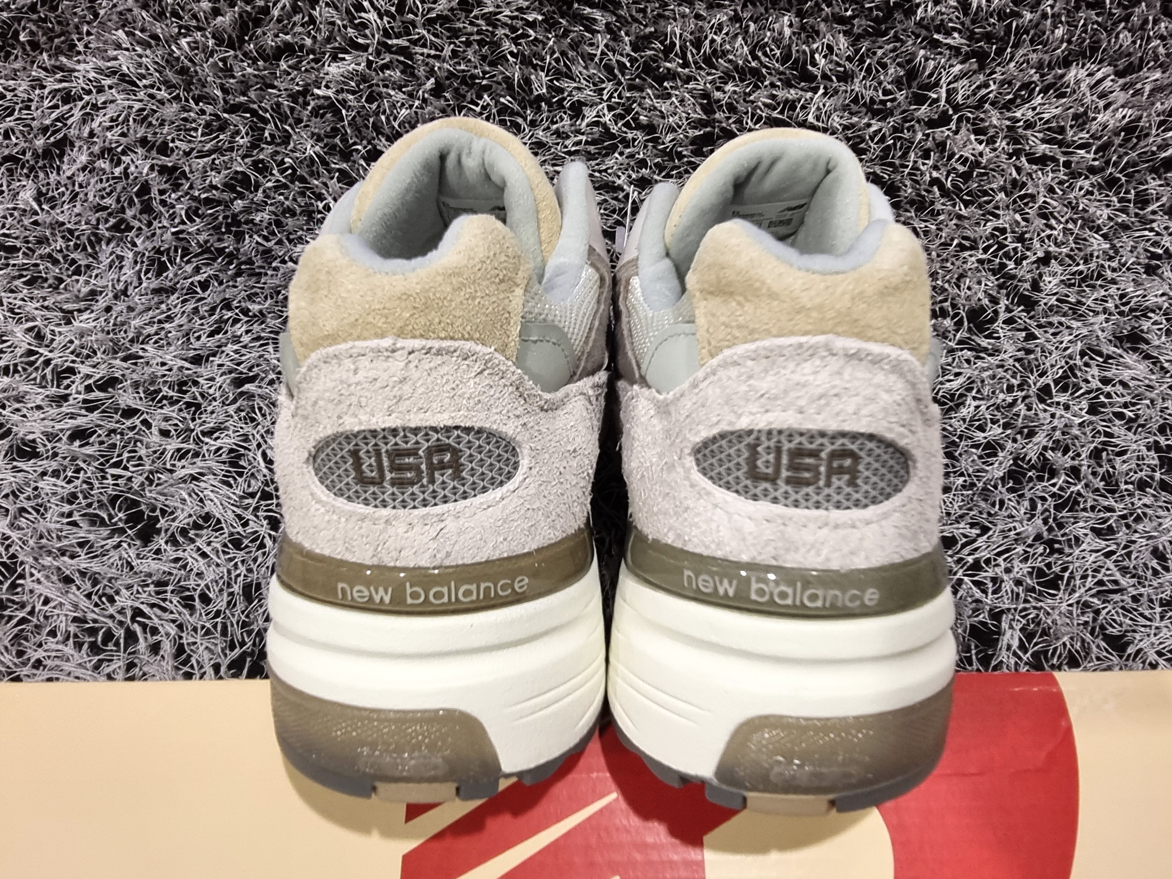 New Balance 992 Made in USA Moonrock Mushroom 착용 스타일 - 5