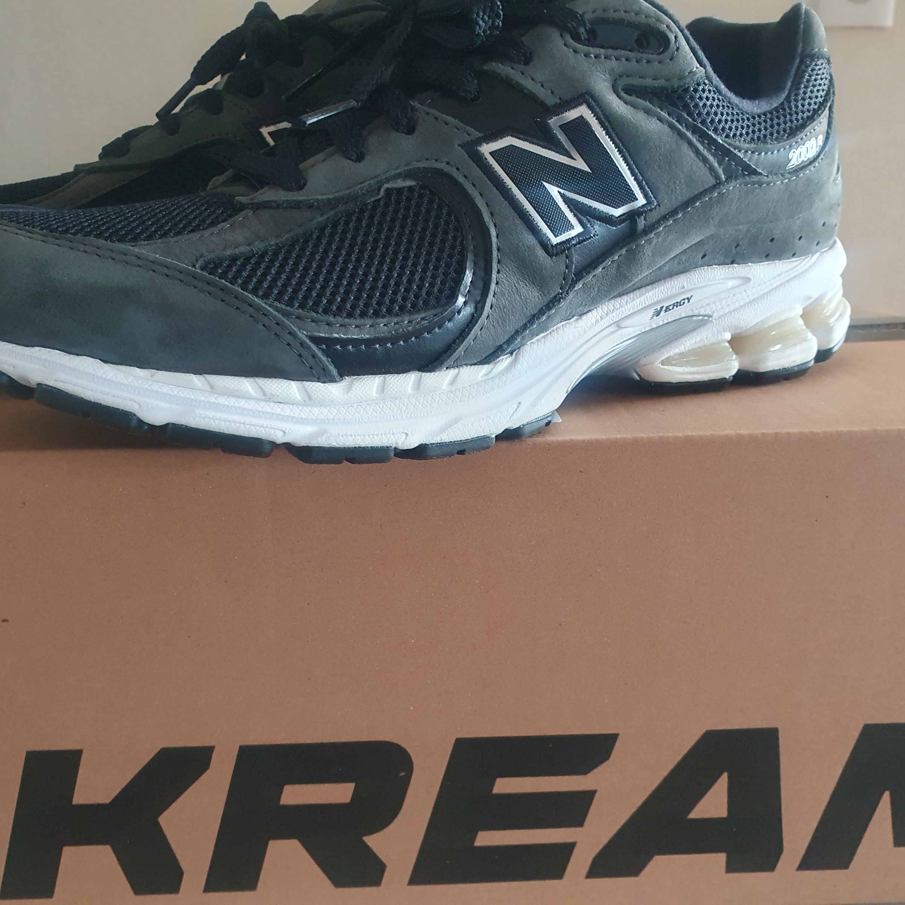 New Balance 2002R Black 착용 스타일