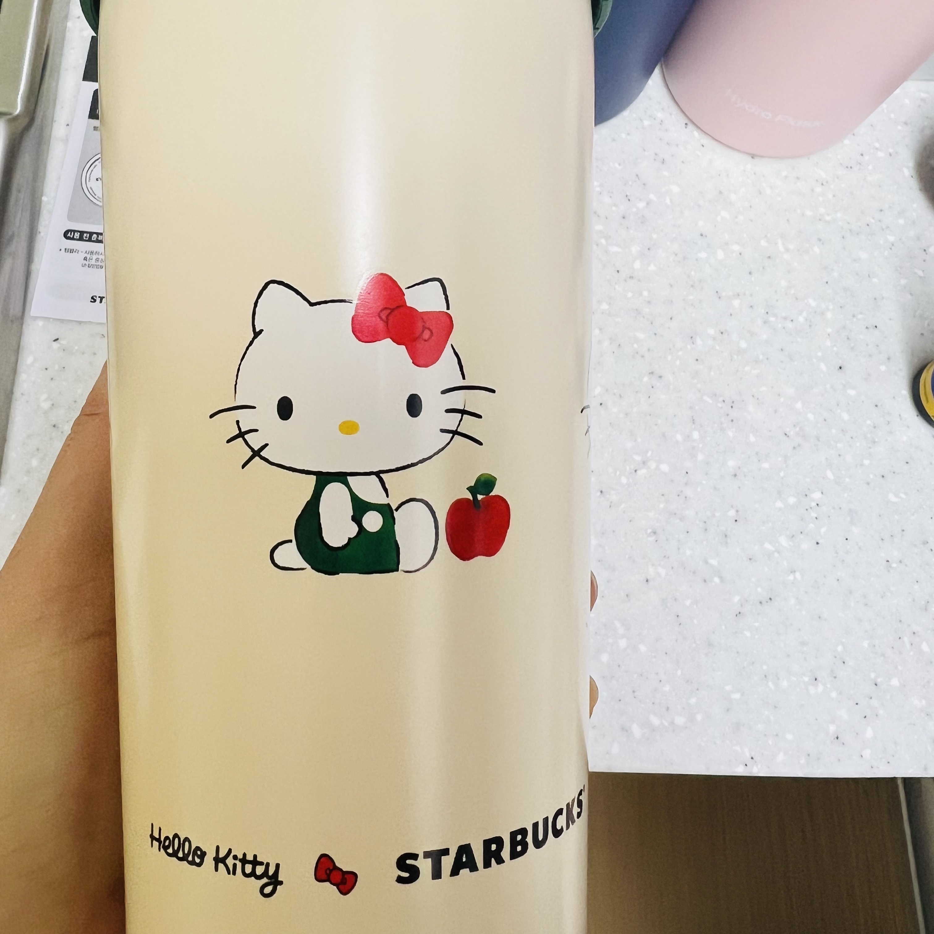 Starbucks x Hello Kitty SS Elma Tumbler 473ml 착용 스타일