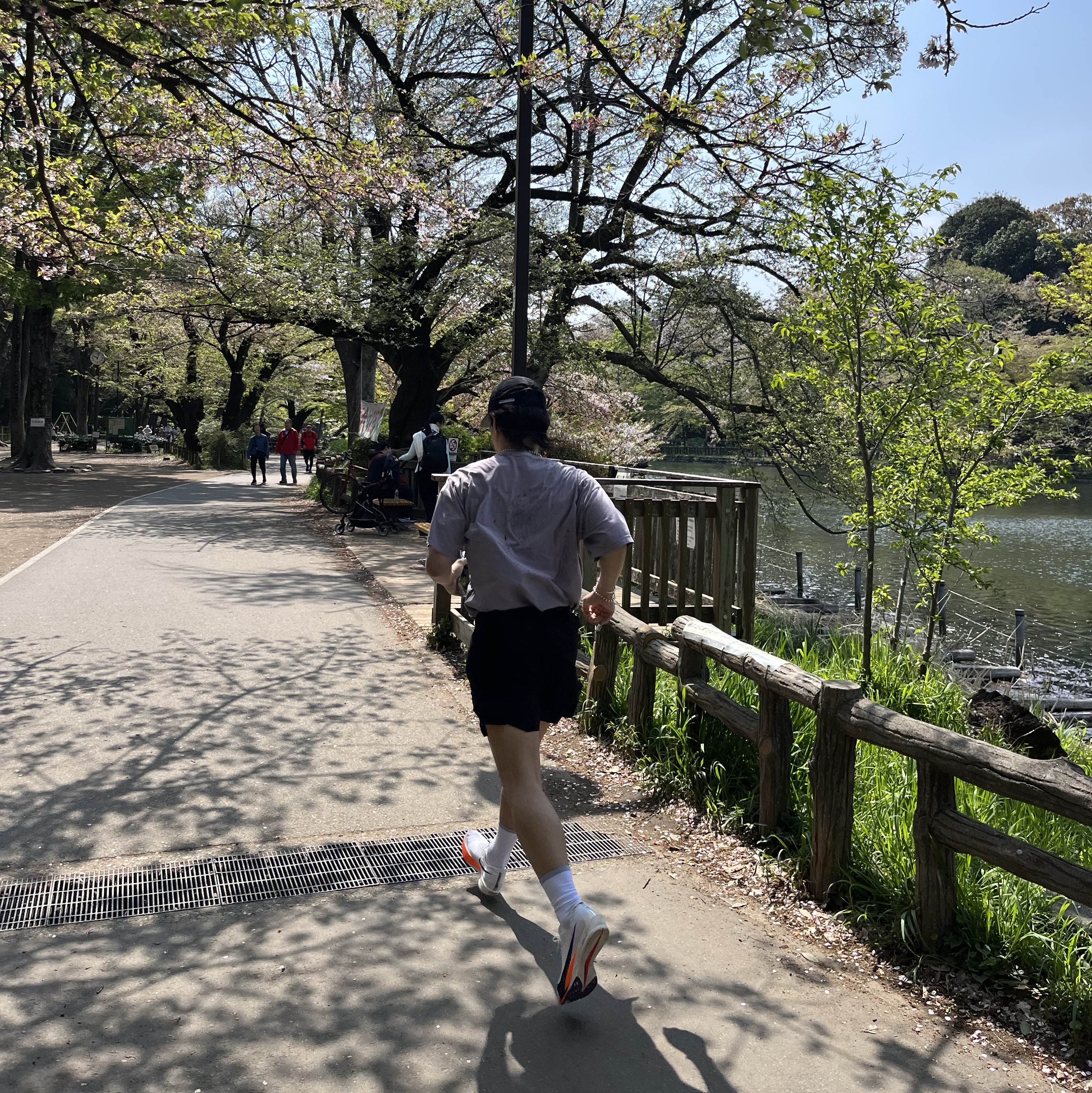 나이키 줌X 스트릭플라이 2 프로토 세일 토탈 오렌지, 새티스파이 모스테크 티셔츠 에이지드 퍼플 세이지 착용 스타일 - 2