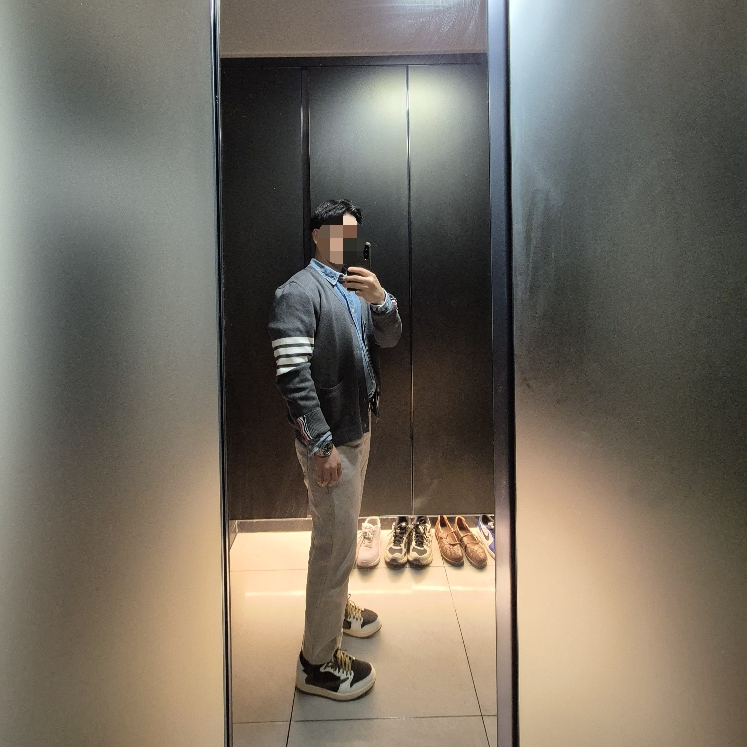 톰브라운 밀라노 스티치 사선 가디건 미디움 그레이 착용 스타일 - 2
