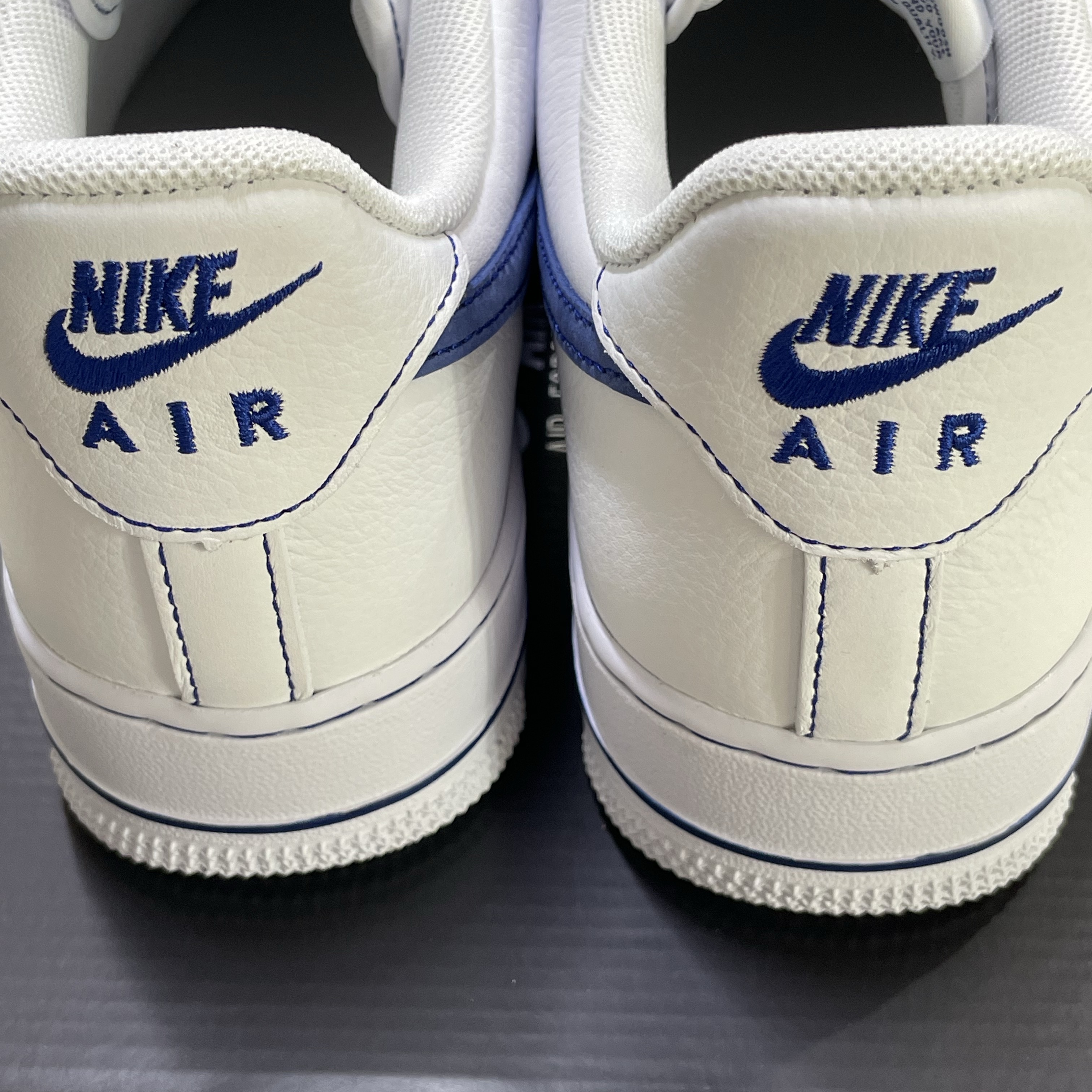 Nike Air Force 1 '07 LV8 White Deep Royal Blue 착용 스타일 - 4