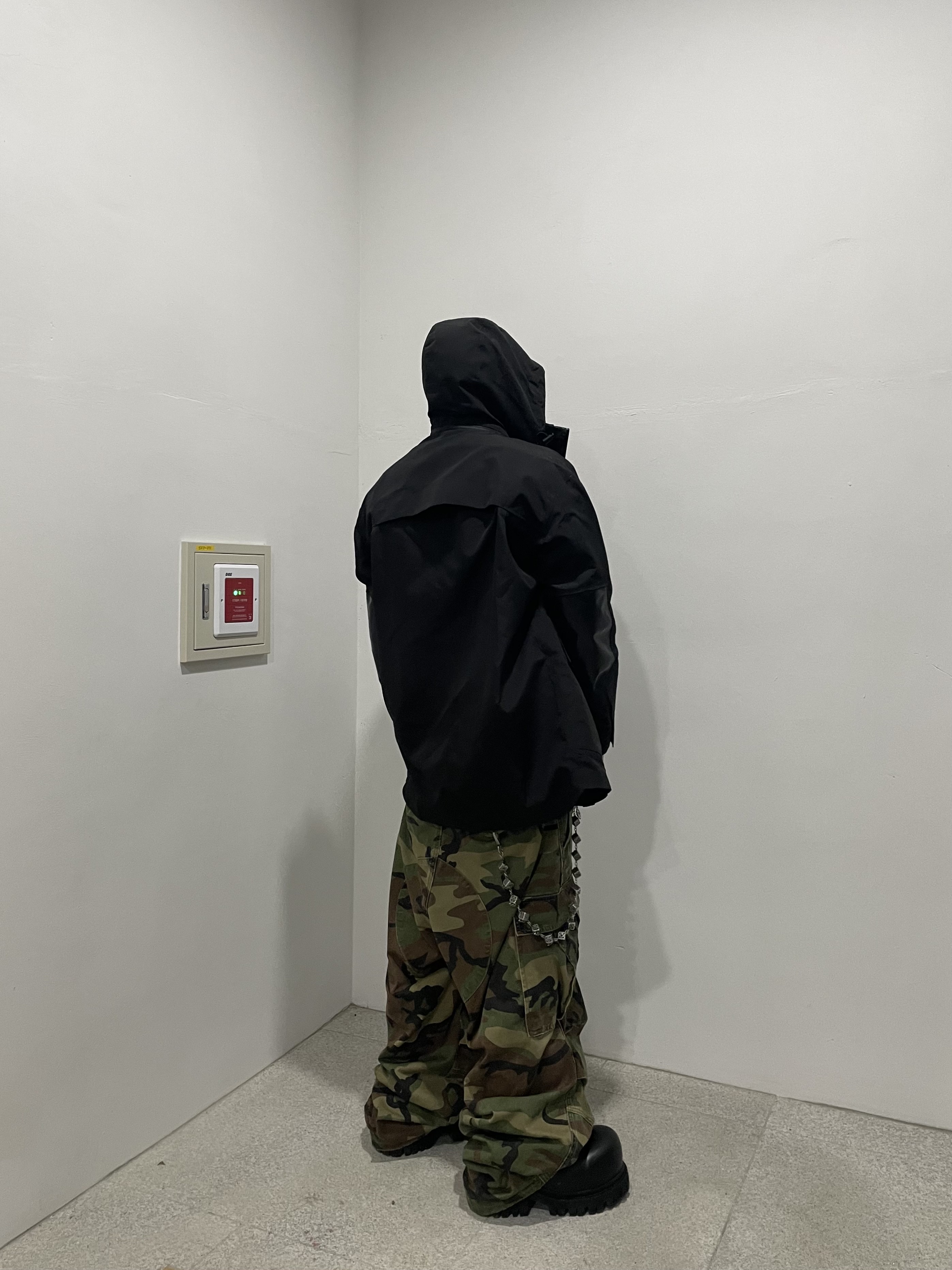 발렌시아가 스톰퍼 부티 블랙 착용 스타일 - 2