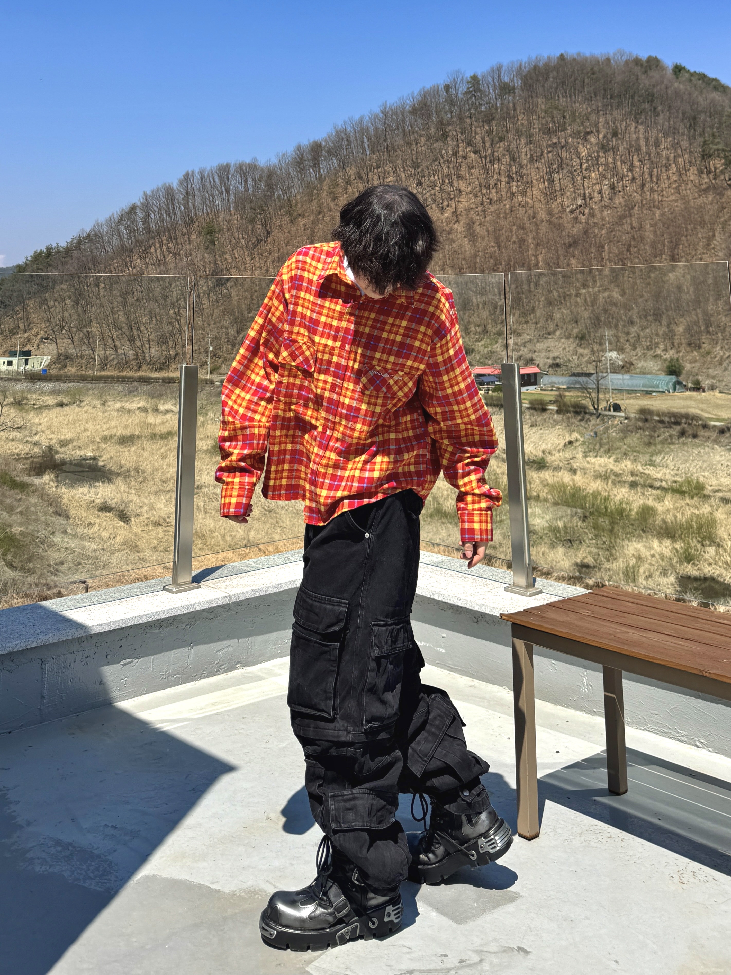 Project G/R Crinkle Denim Cargo Pants Black, Project G/R Cropped Wrap Checked Shirt Red 착용 스타일 - 1