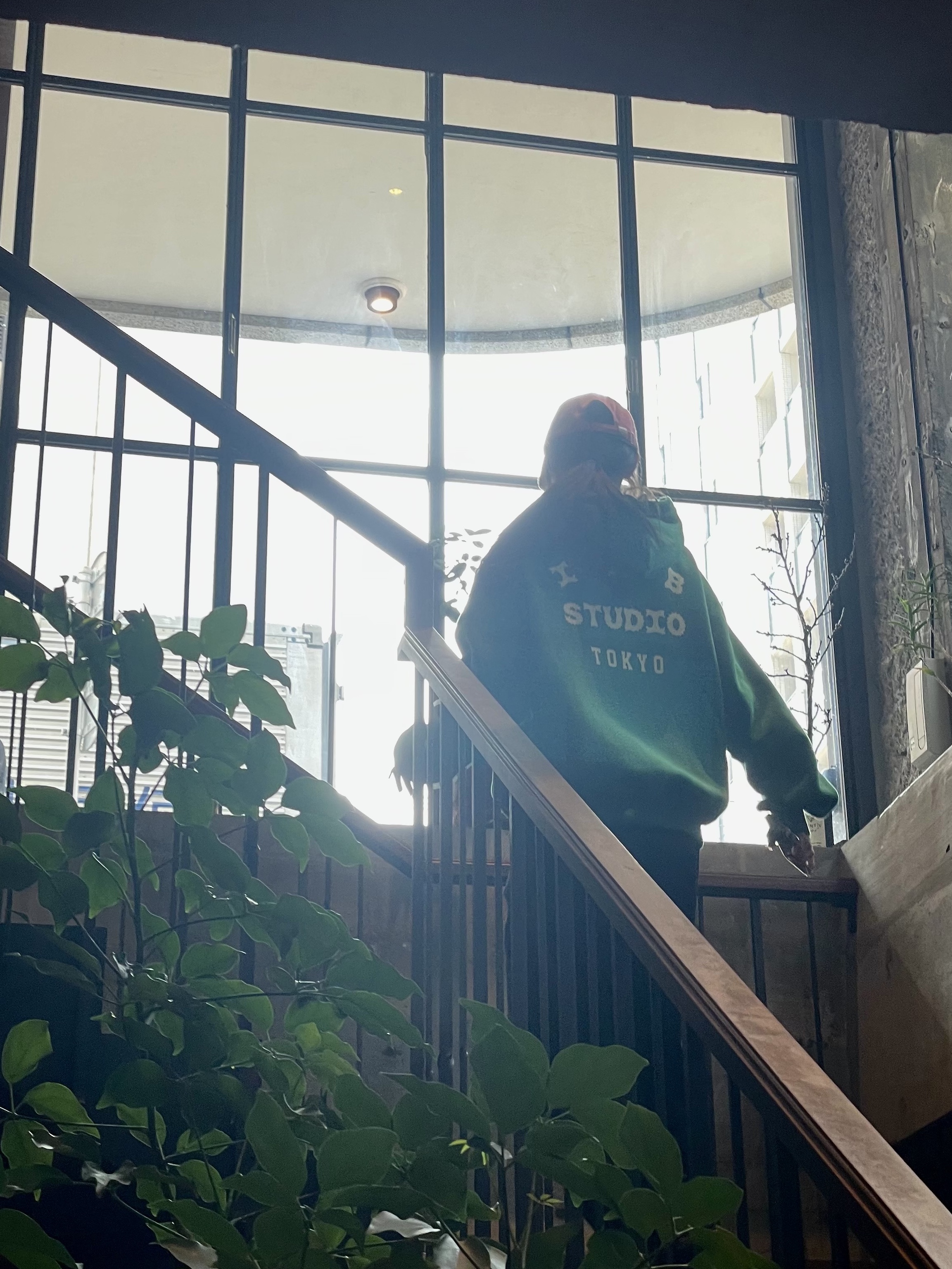 IAB Studio Tokyo Hoodie Green Cream 착용 스타일