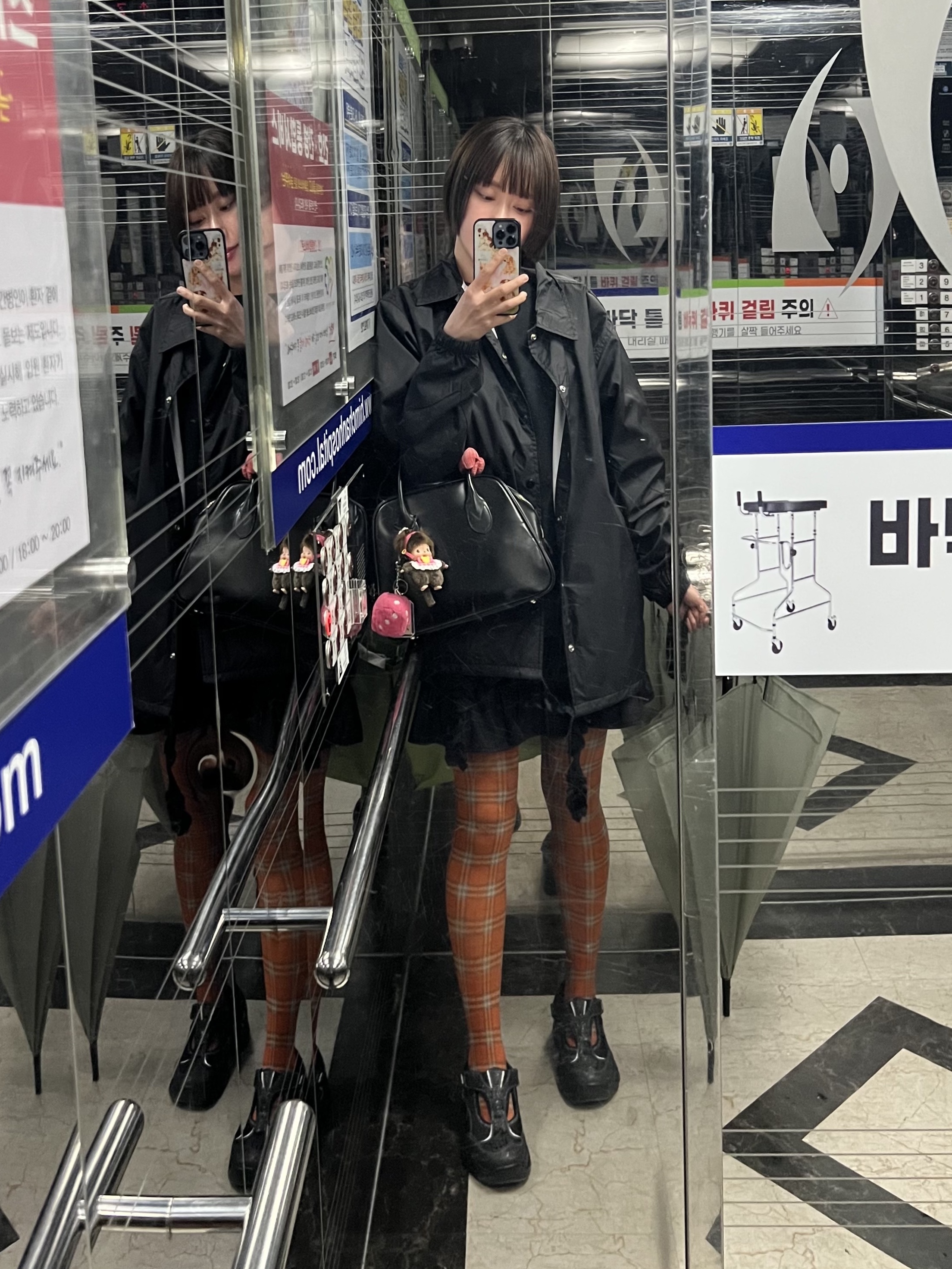 (W) 혼스비 달링 하버2 블랙, CDG 로고 코치 자켓 블랙 착용 스타일 - 1