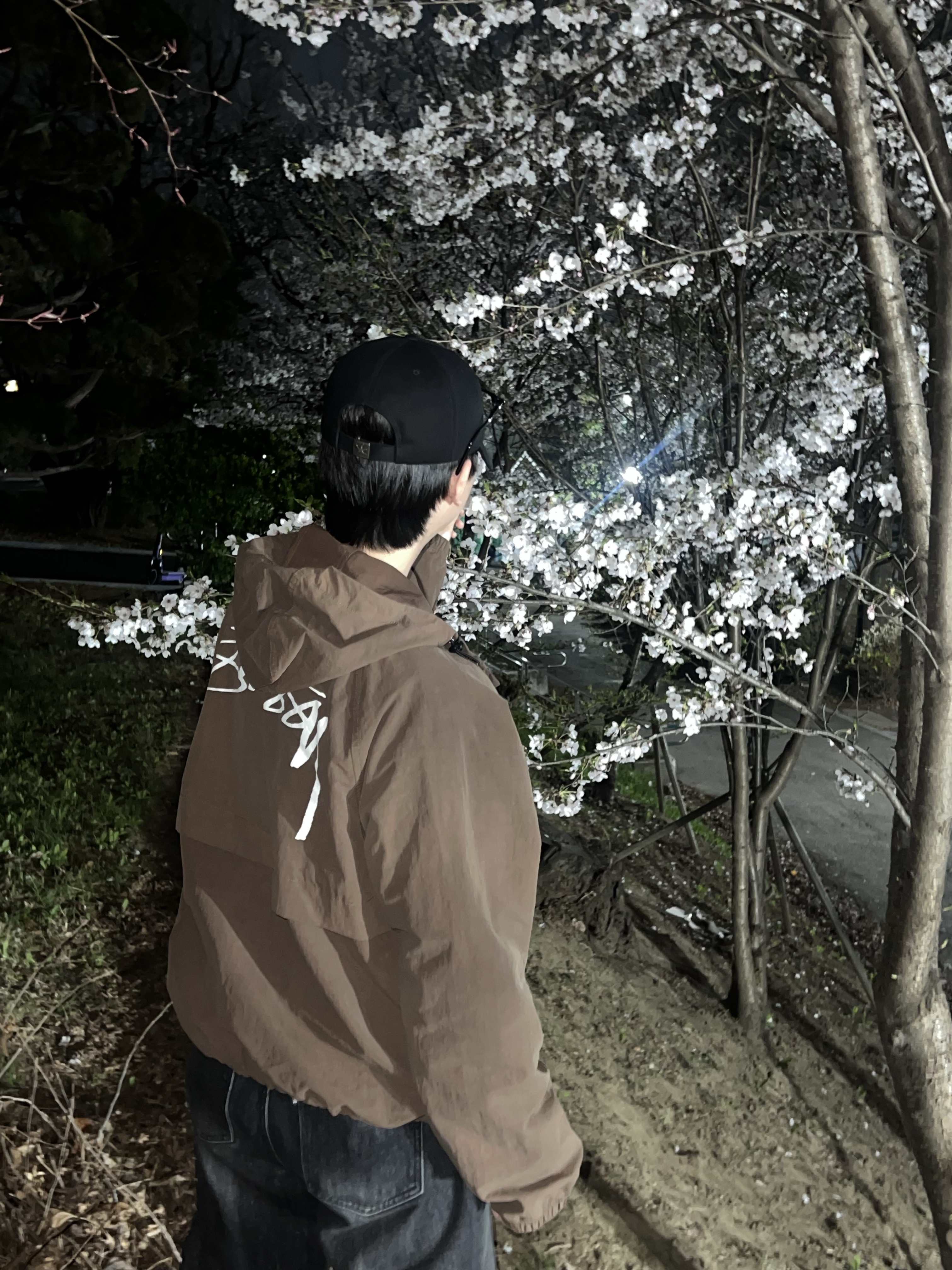 스투시 웨이브 다이 비치 쉘 자켓 커피 착용 스타일 - 2