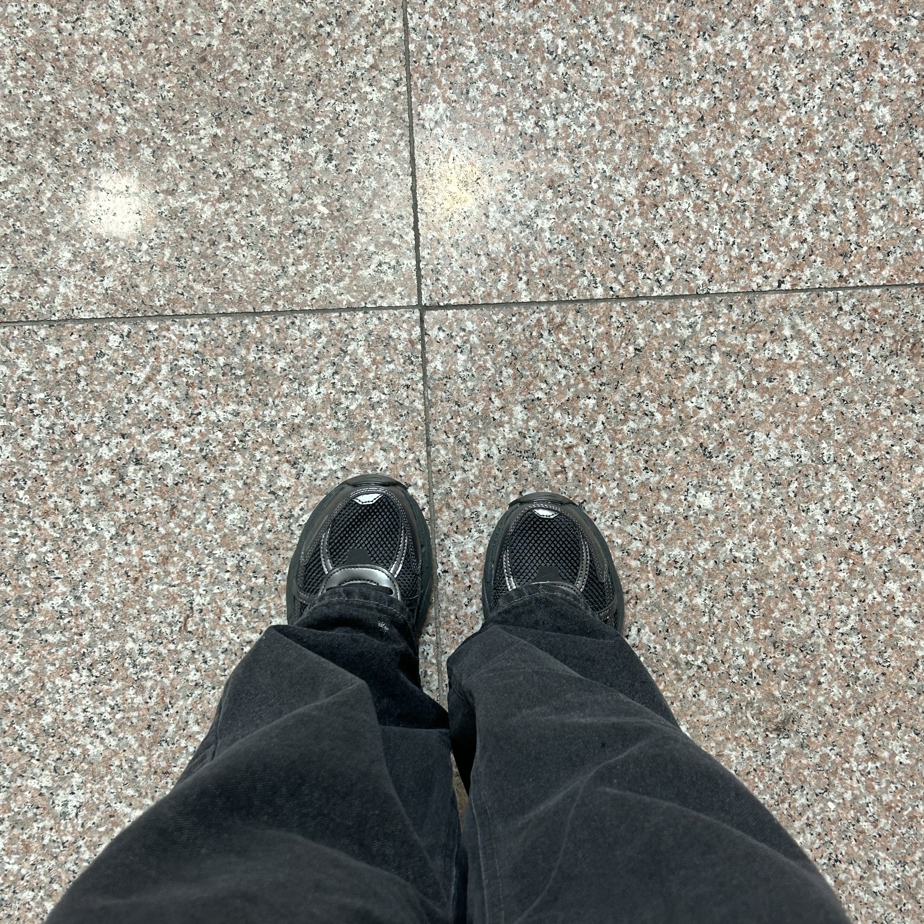 나이키 V2K 런 블랙 앤트러사이트 착용 스타일 - 1
