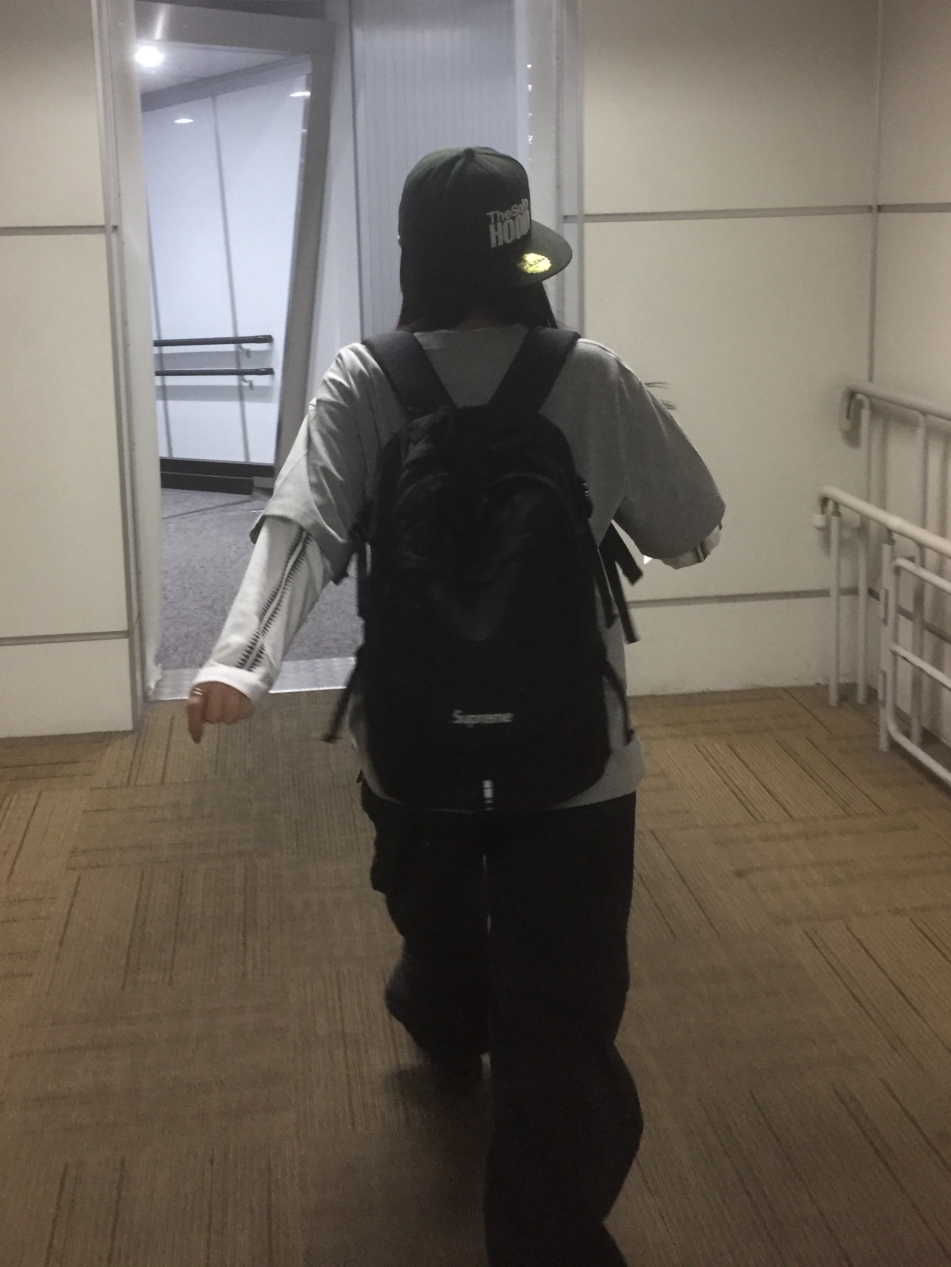 GU x Undercover Graphic T-Shirt Undercover 3 Gray, GU x Undercover Utility Pants Black 착용 스타일 - 2