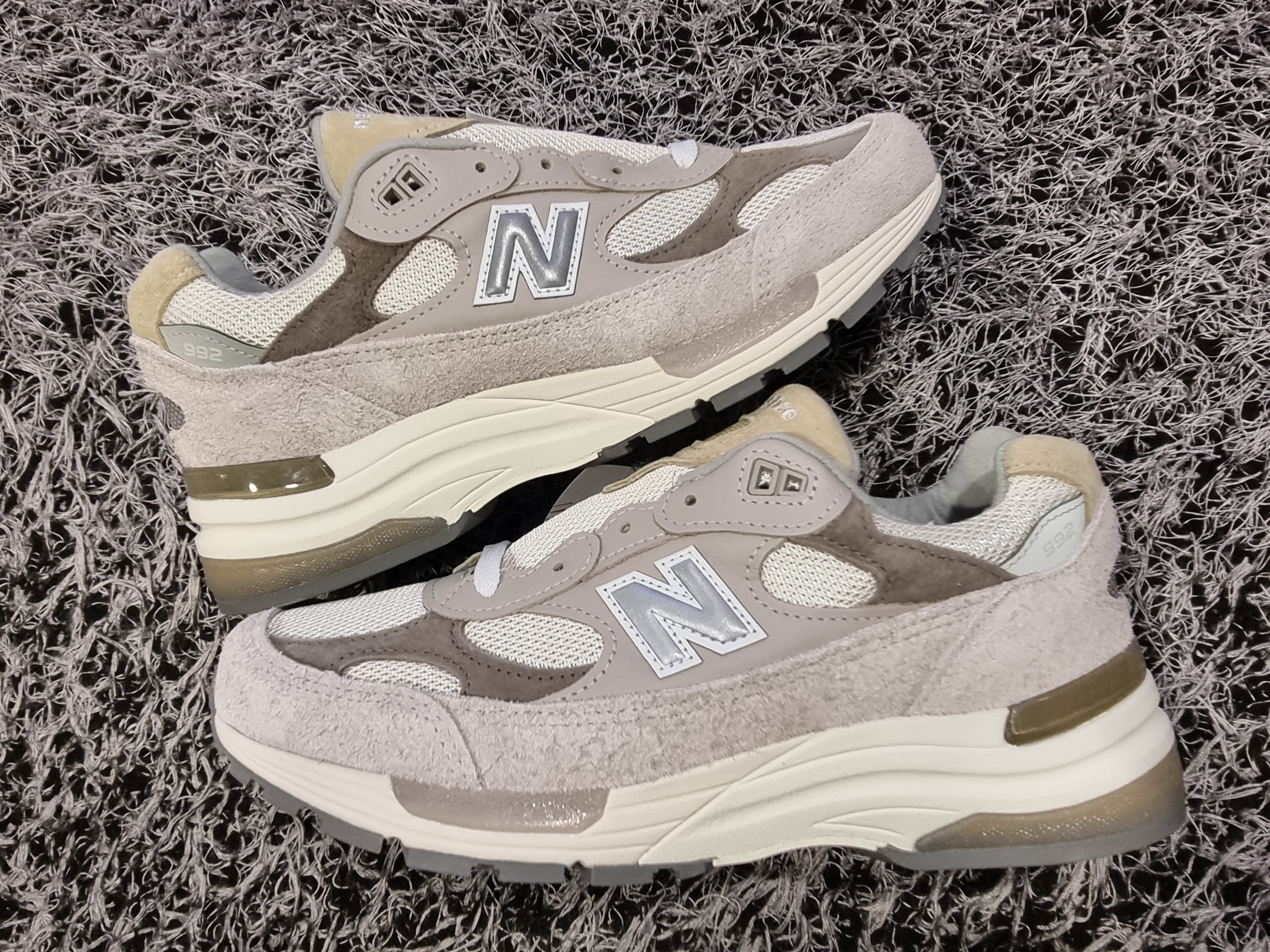 New Balance 992 Made in USA Moonrock Mushroom 착용 스타일 - 2