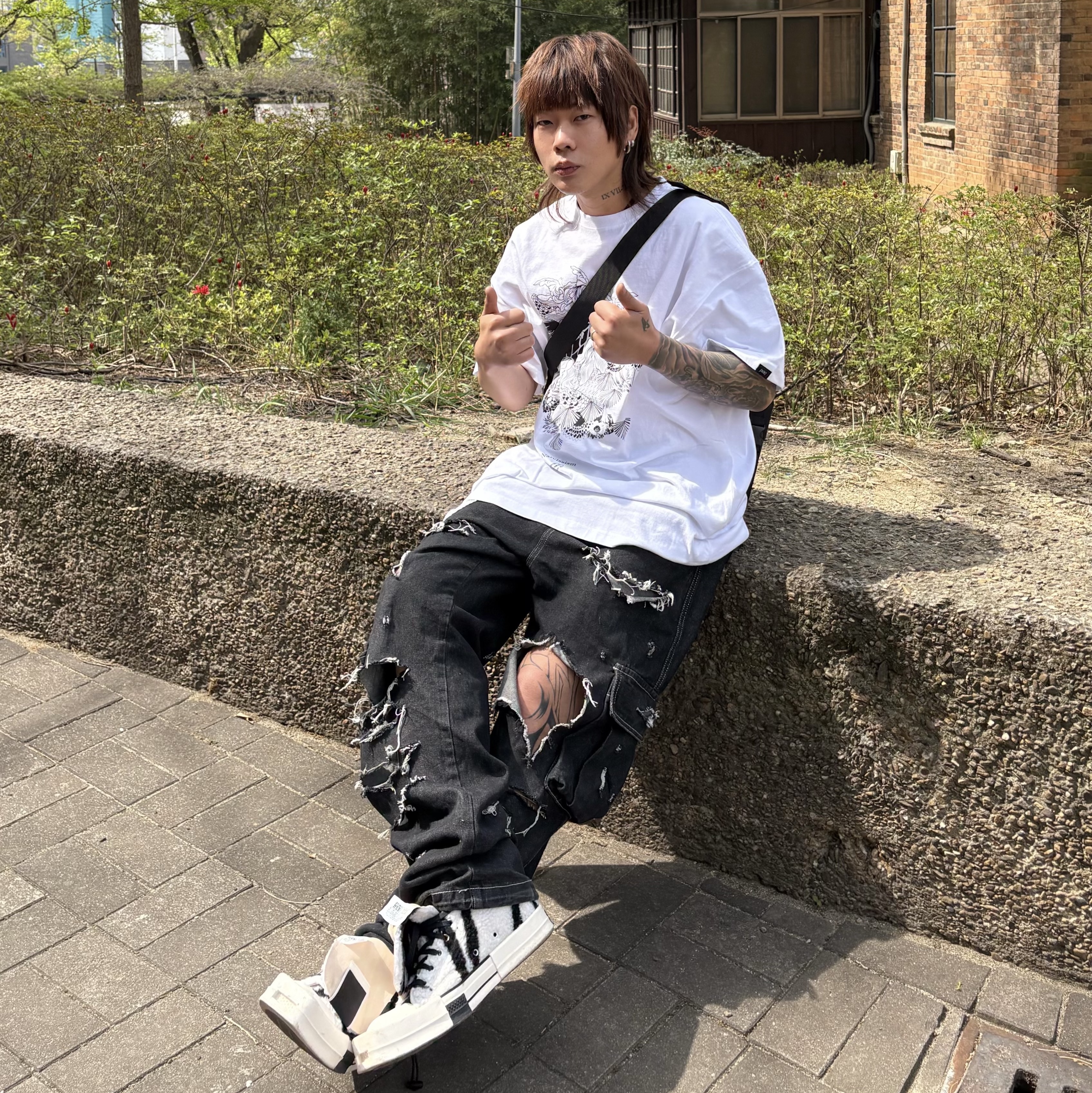 컨버스 x 다크쉐도우 터보다크 척 70 하이 릴리 화이트 착용 스타일 - 1