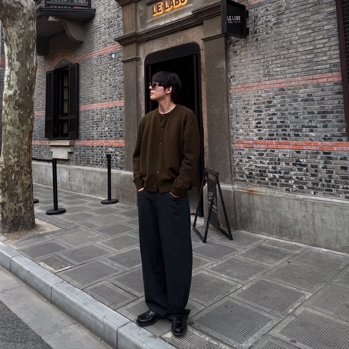 (W) Celine Triomphe 01 Sunglasses in Acetate Black 착용 스타일