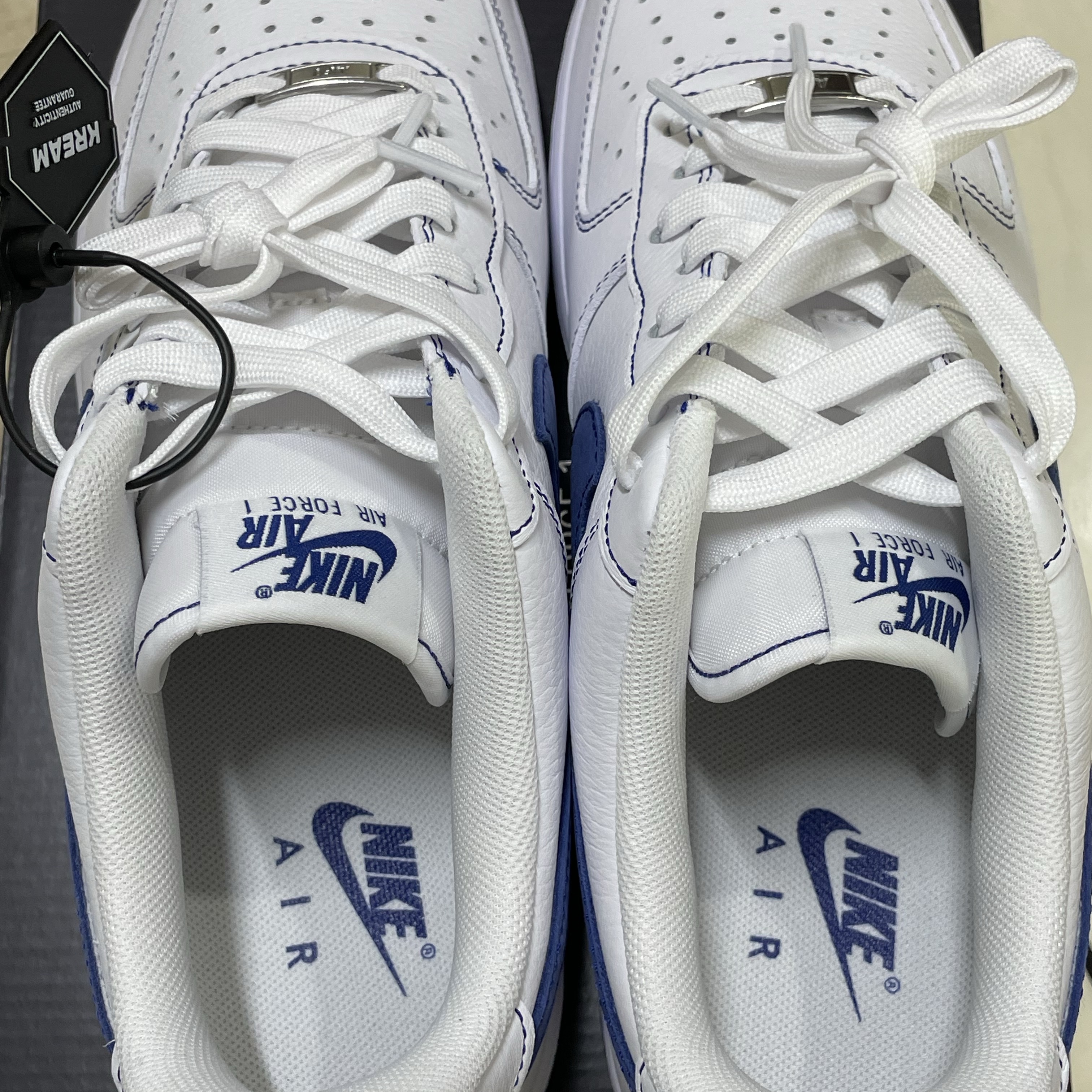 Nike Air Force 1 '07 LV8 White Deep Royal Blue 착용 스타일 - 3