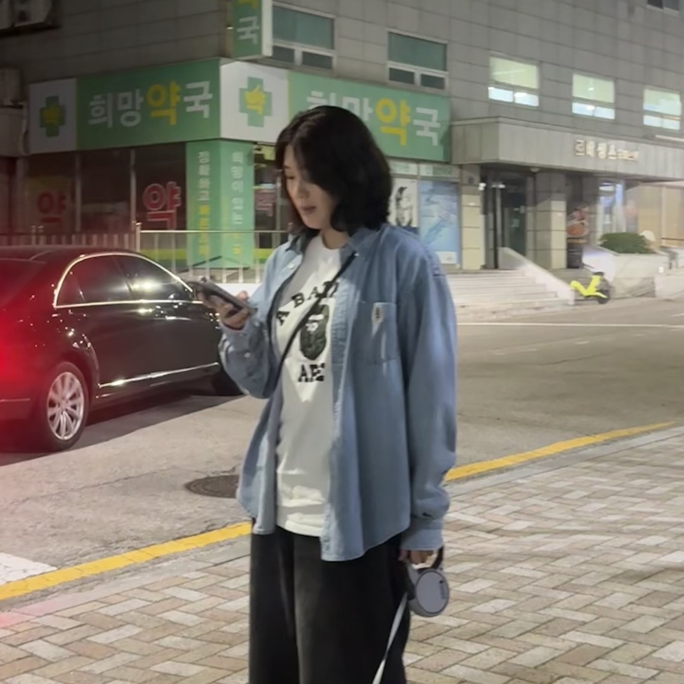 Heritage Floss Crest Denim Shirt Light Indigo, BAPE 1st Camo College T-Shirt White Green 착용 스타일 - 2