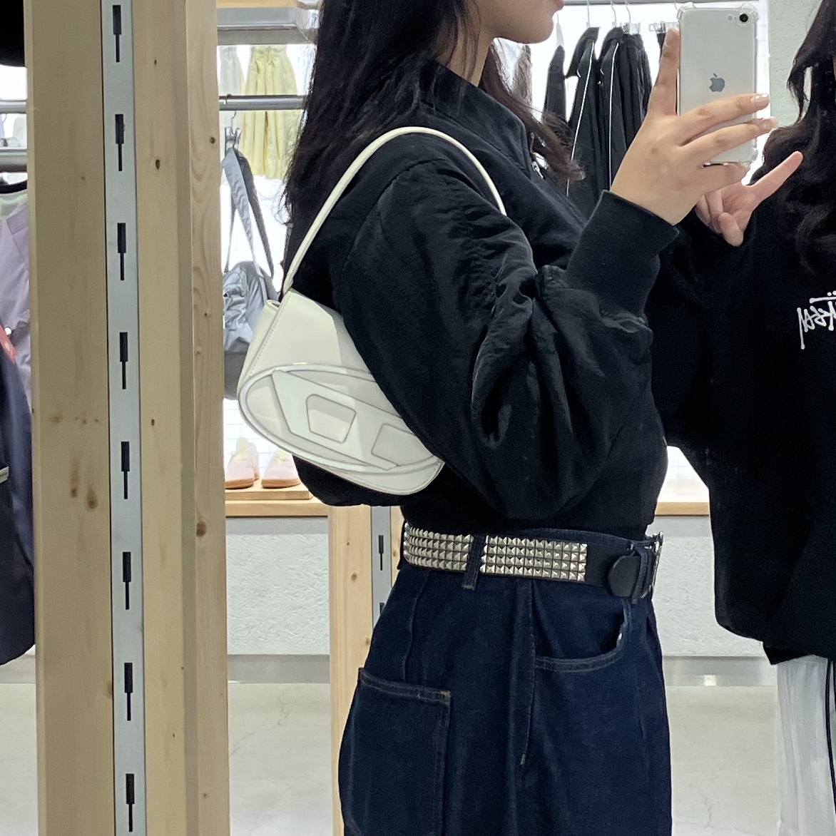 Diesel 1DR Shoulder Bag in Nappa Leather White 착용 스타일 - 2