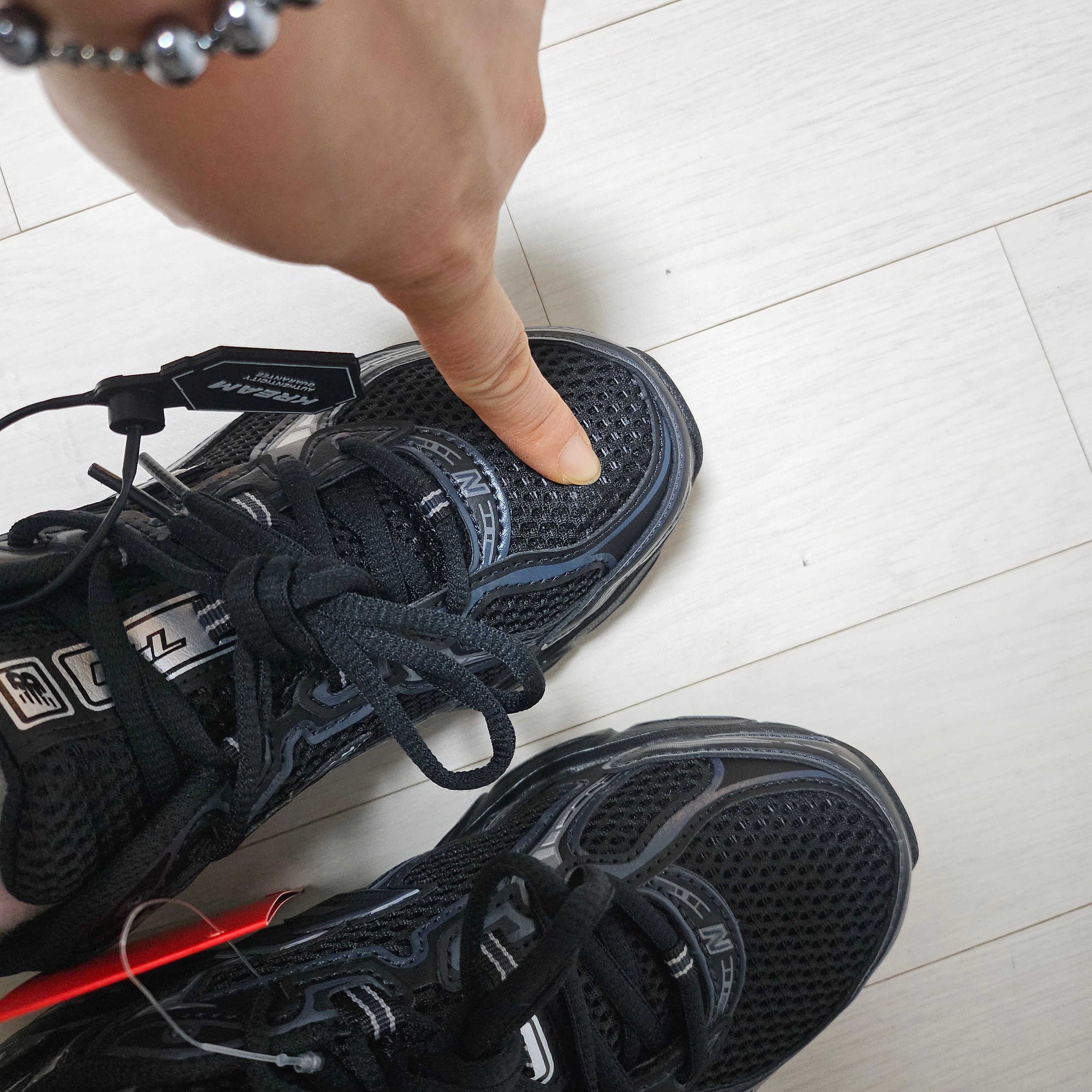 New Balance 740v2 Black Silver Metallic 착용 스타일 - 2