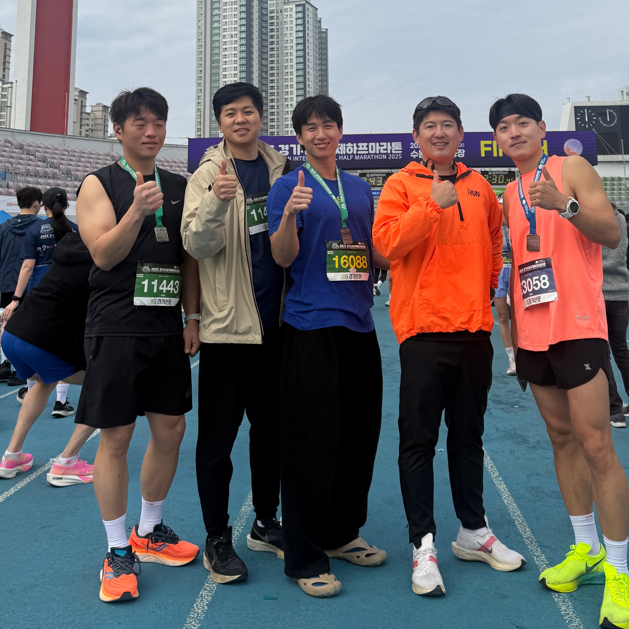에이치덱스 자이언트핏 스웨트 팬츠 블랙 착용 스타일