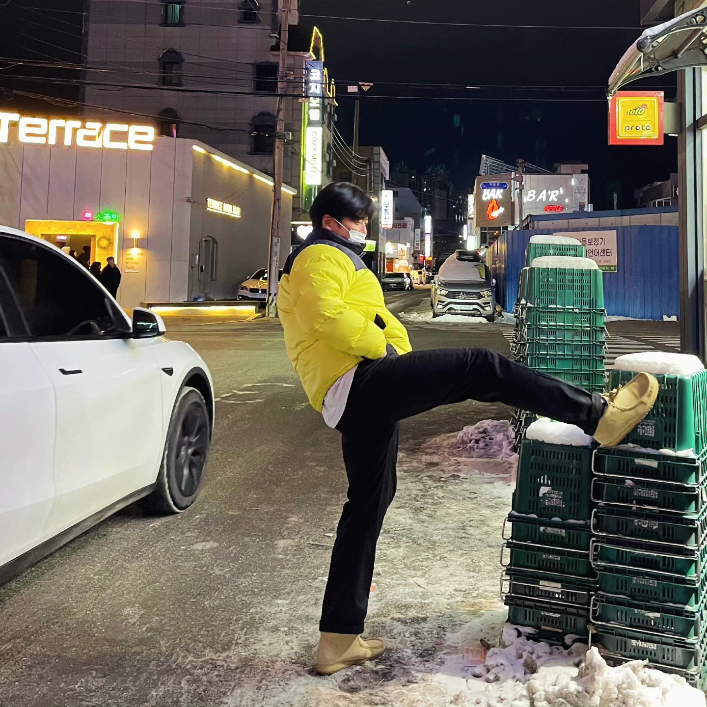 노스페이스 1996 레트로 눕시 자켓 옐로우테일, 디키즈 오리지널 874 워크 팬츠 블랙 착용 스타일 - 2