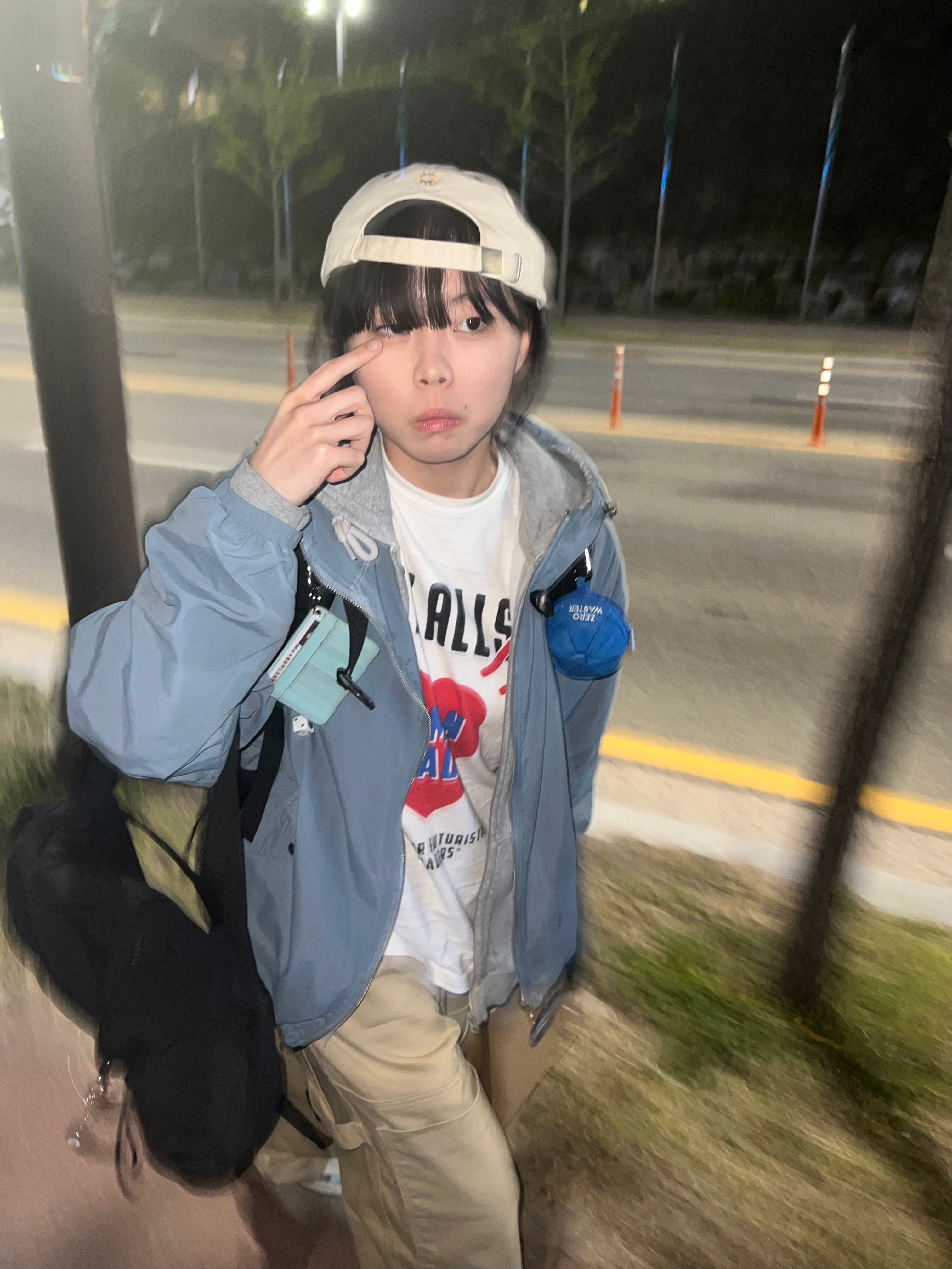 헬로선라이즈 투톤 워시드 오지 로고 6패널 캡 베이지 & 빈티지 블루, 그레고리 데이앤하프 백팩 블랙 발리스틱 착용 스타일