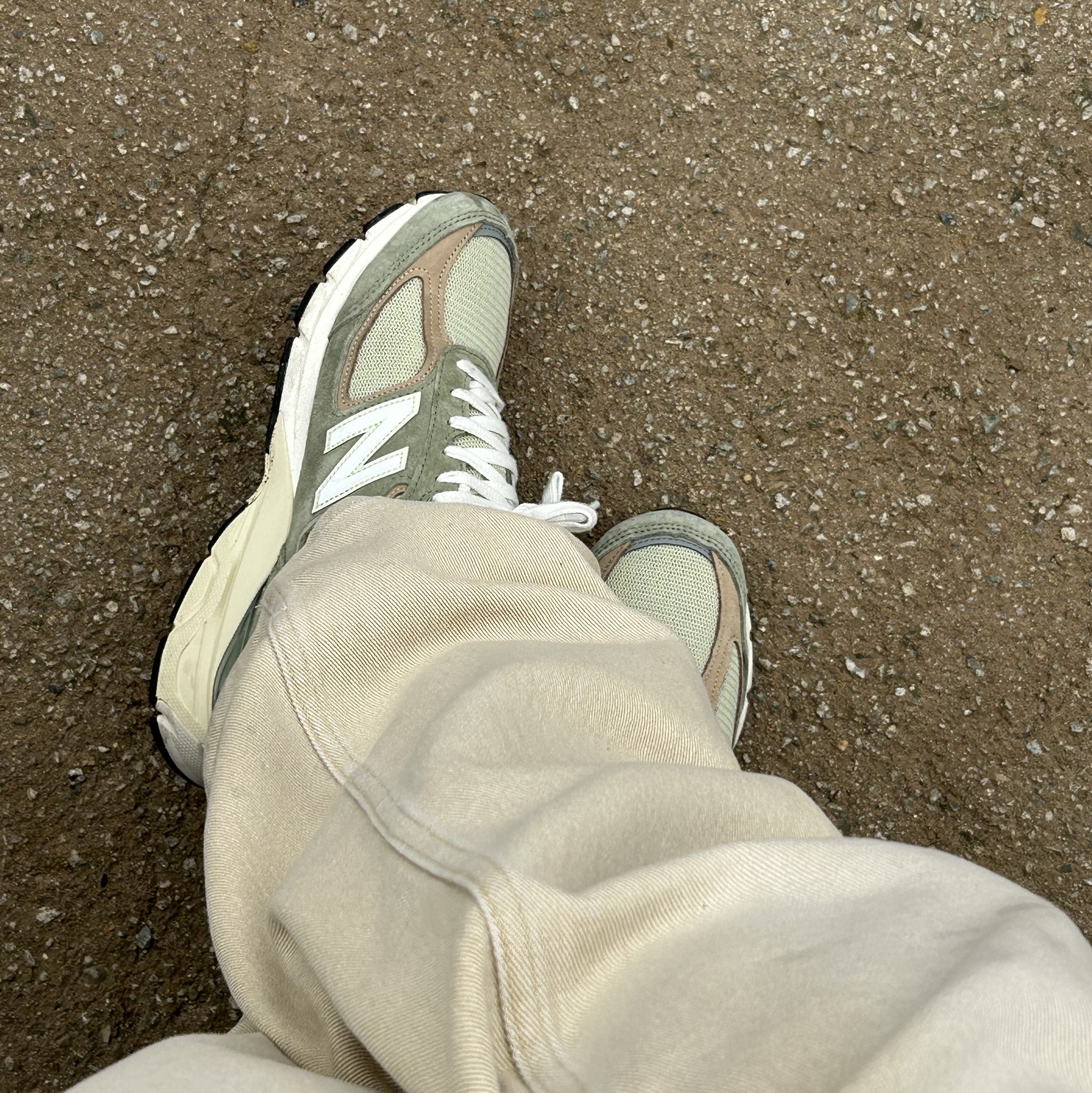 New Balance 990v4 Made in USA Olive Incense 착용 스타일