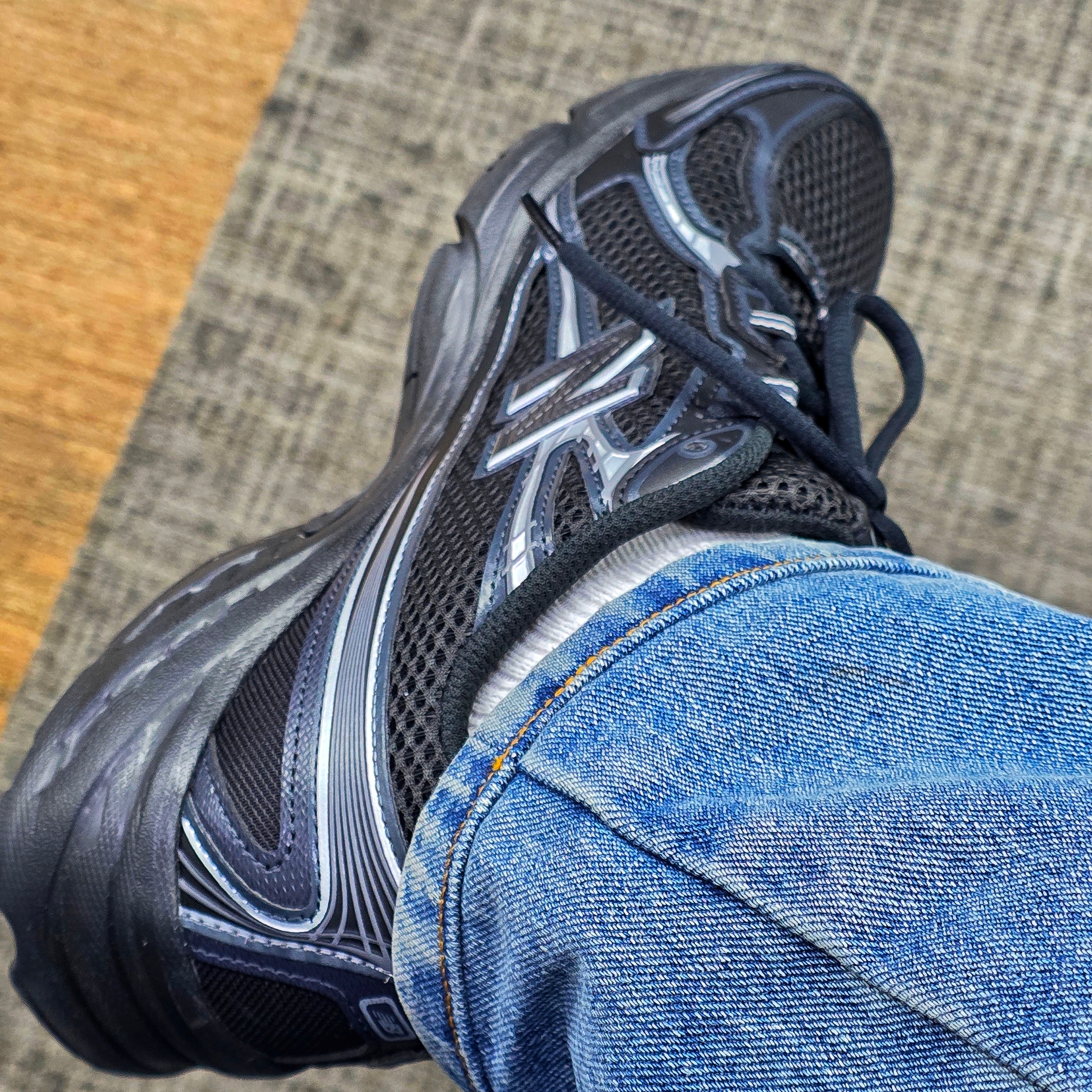 New Balance 740v2 Black Silver Metallic 착용 스타일 - 4