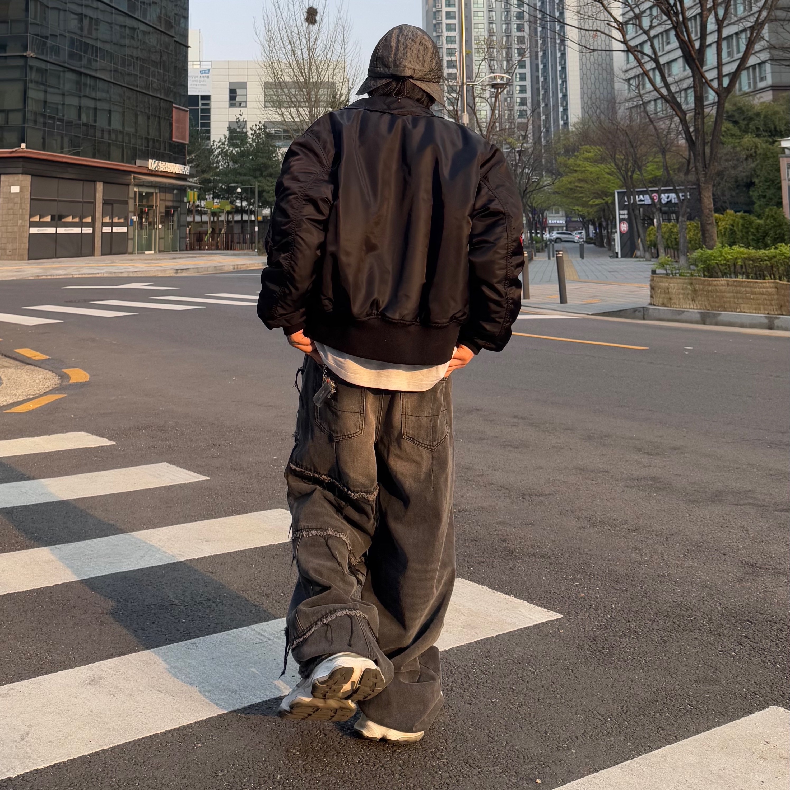 Balenciaga Cargo Sneakers White Grey 착용 스타일 - 4