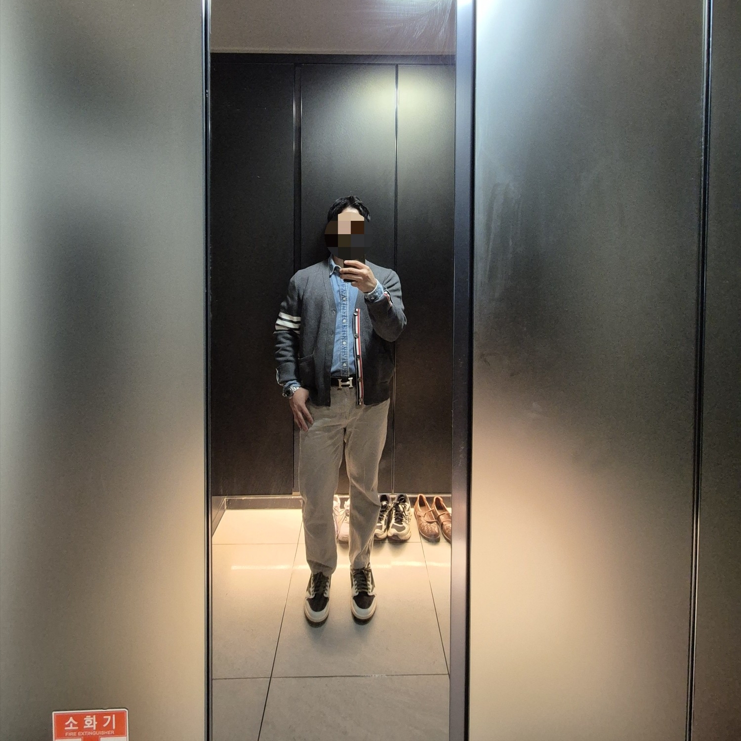 톰브라운 밀라노 스티치 사선 가디건 미디움 그레이 착용 스타일 - 1