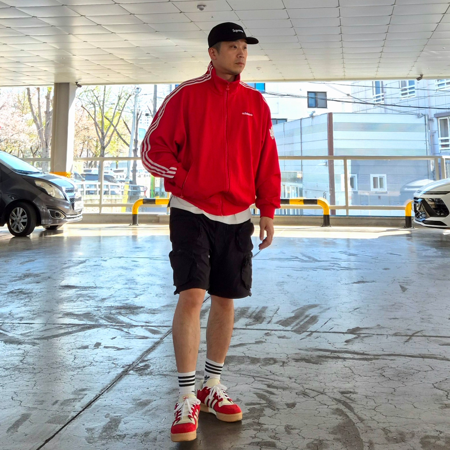 아디다스 라이벌리 86 로우 클라우드 화이트 팀 파워 레드 2, 아디다스 솔리드 크루 삭스 화이트 (3개입) 착용 스타일 - 3