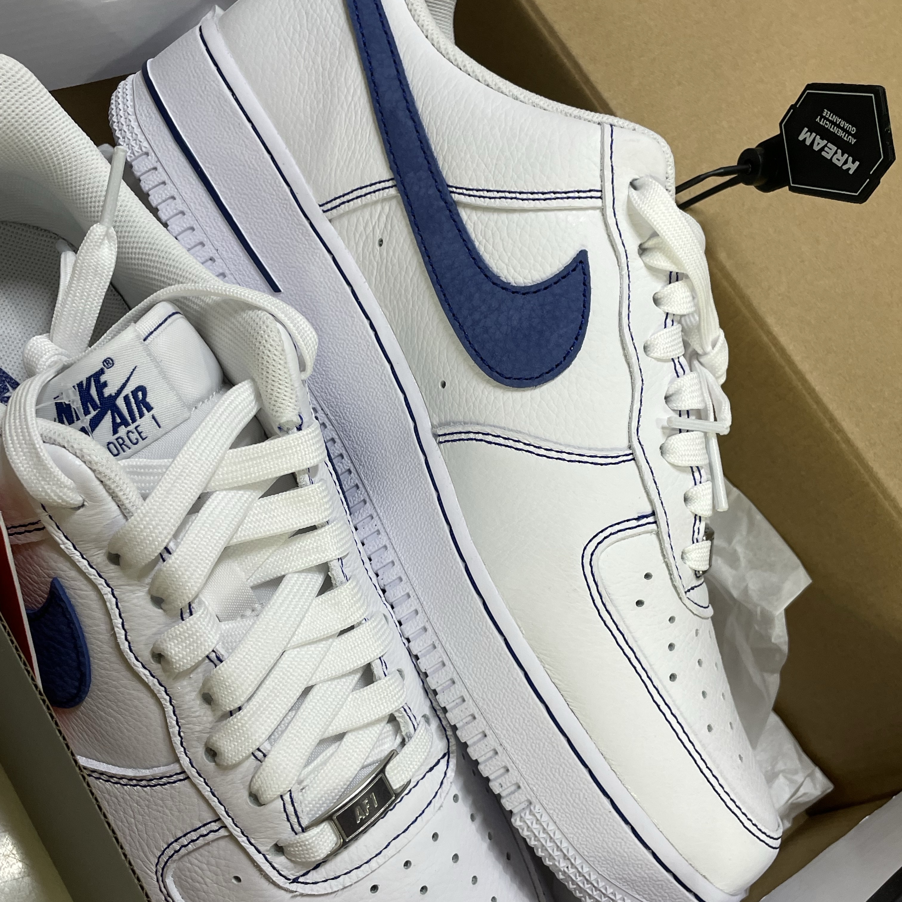 Nike Air Force 1 '07 LV8 White Deep Royal Blue 착용 스타일 - 1