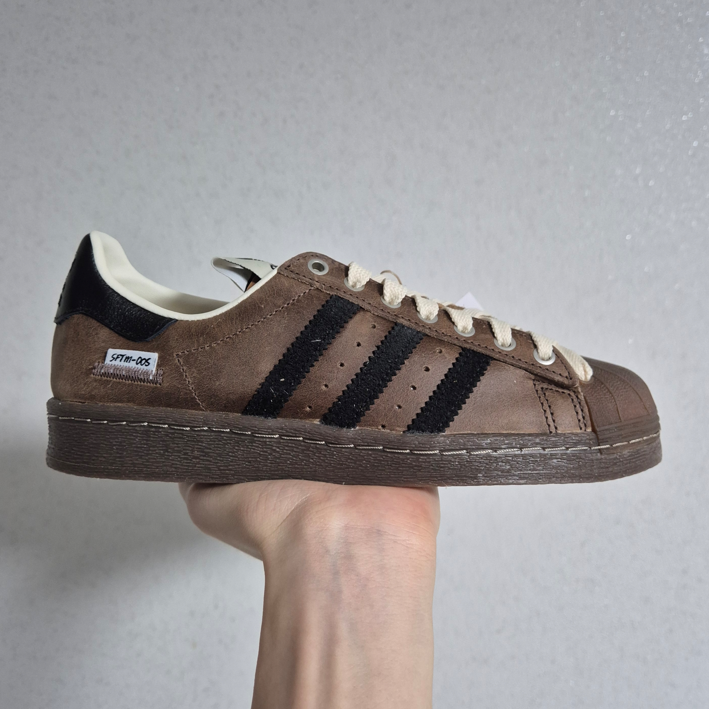 Adidas x Song for the Mute Superstar 82 Khaki Core Black 착용 스타일 - 1