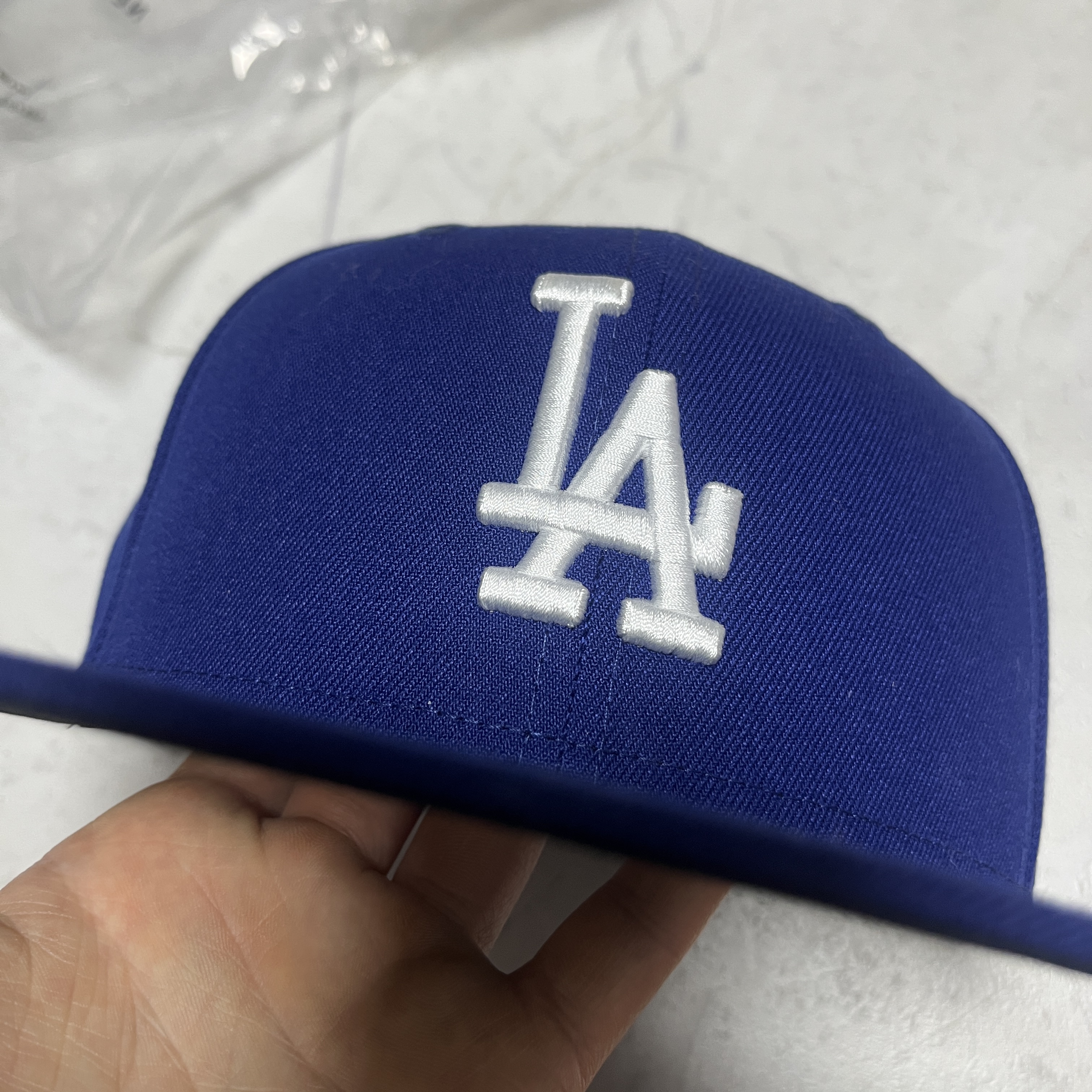 뉴에라 59피프티 MLB 서울 시리즈 LA 다저스 다크 로얄 착용 스타일