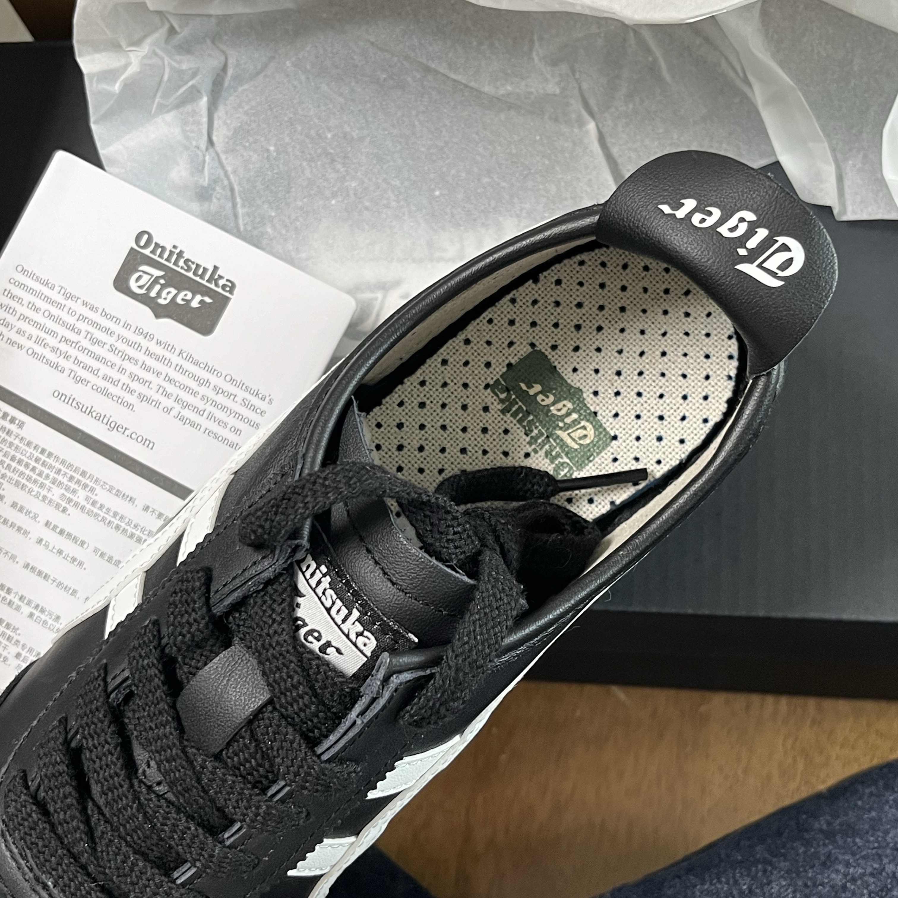 Onitsuka Tiger Mexico 66 Black White, (W) Adidas Adicolor Classic Firebird Track Top Black - KR Sizing 착용 스타일 - 1