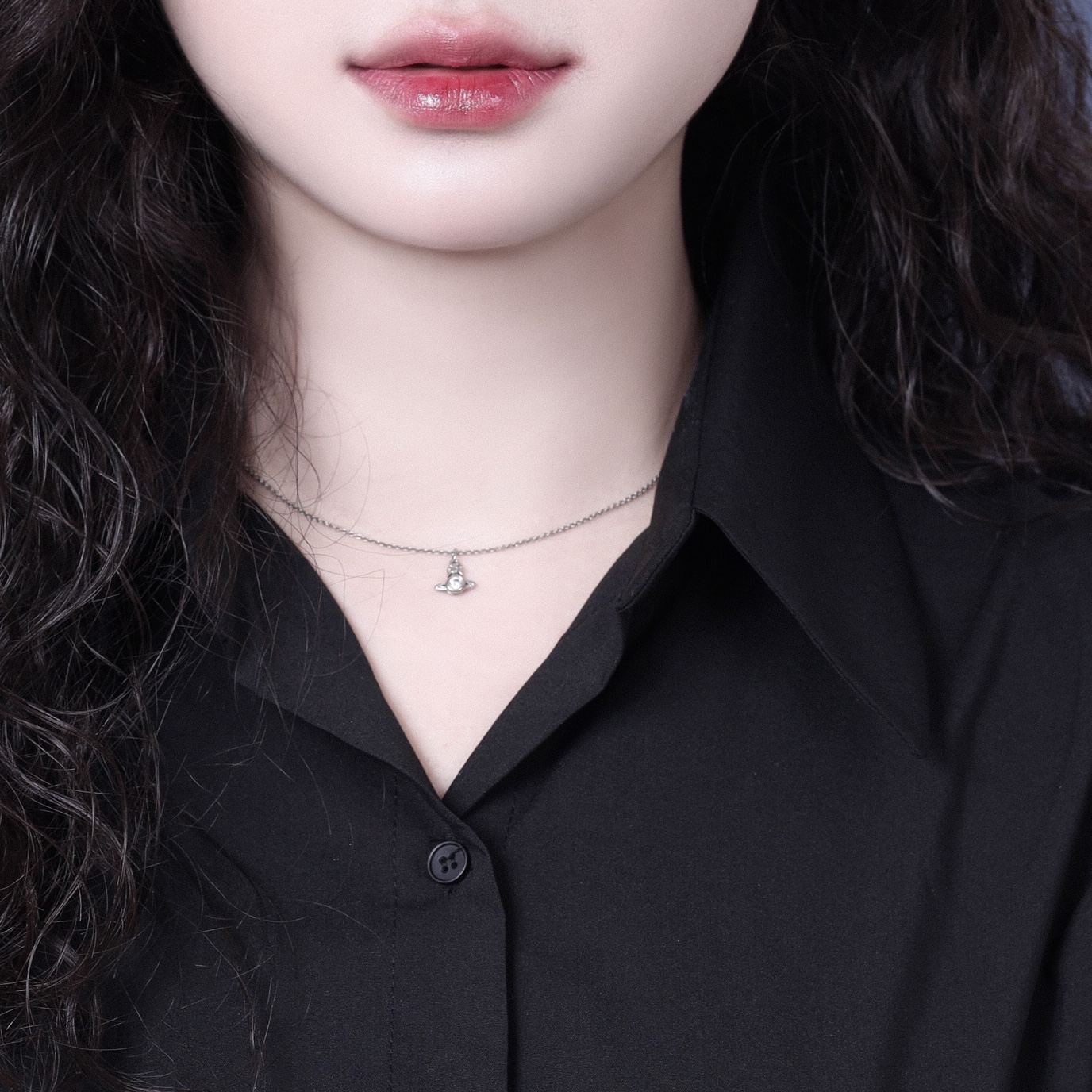 비비안 웨스트우드 런던 오브 펜던트 실버 착용 스타일