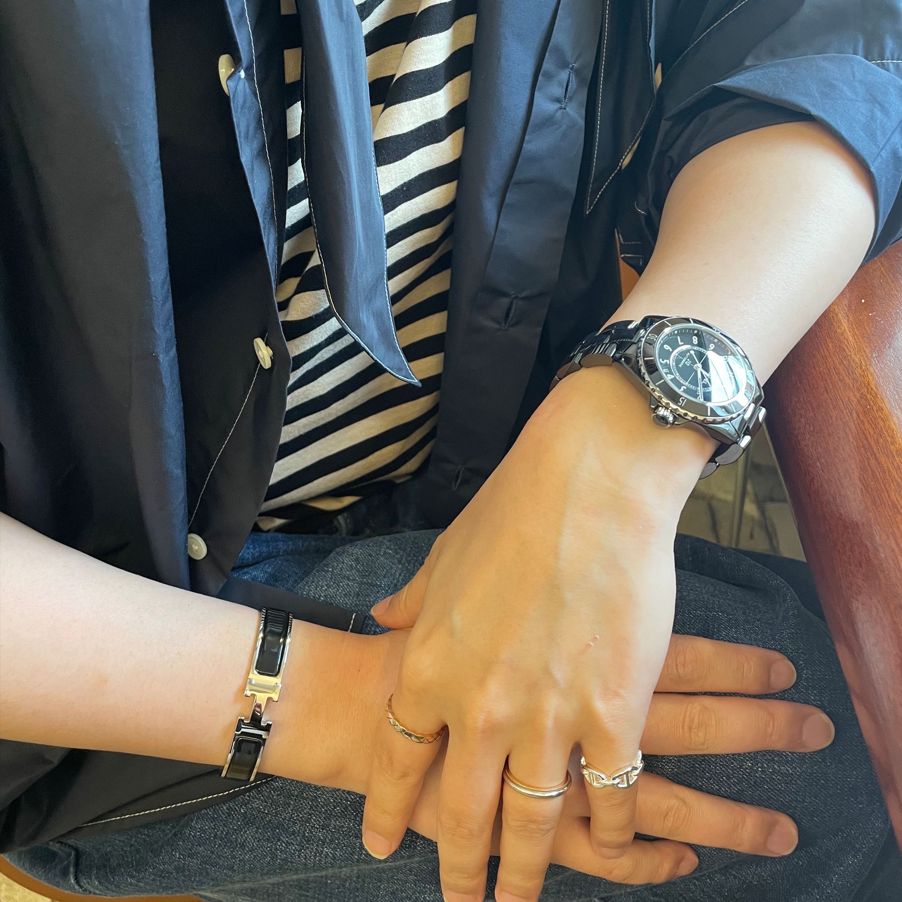 샤넬 코코 크러쉬 링 퀼티드 모티프 미니 & 18K 베이지 골드, (W) 에르메스 클릭아슈 브레이슬릿 팔라듐 하드웨어 & 누아 착용 스타일