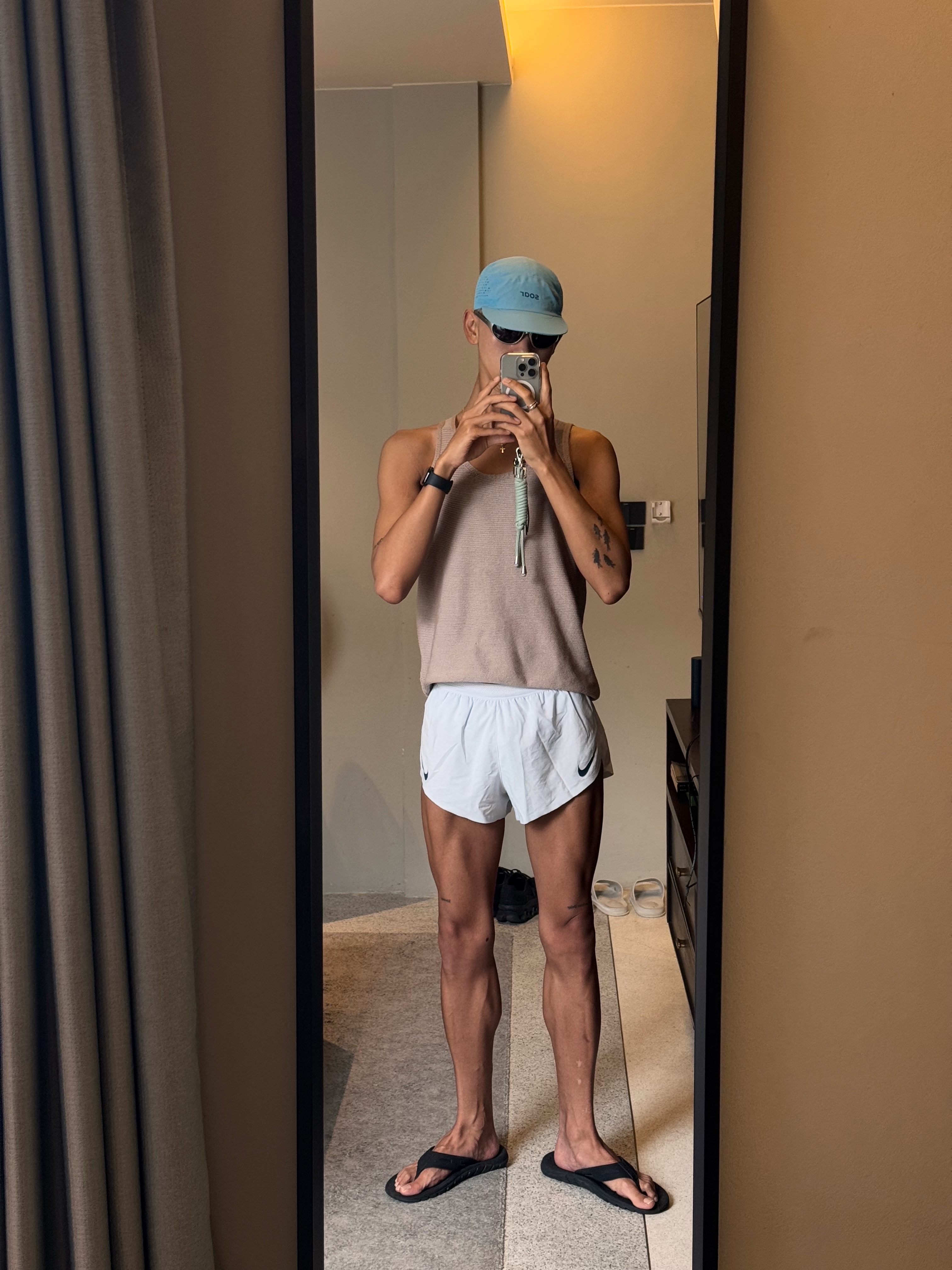 나이키 드라이핏 ADV 에어로스위프트 2인치 브리프 라인드 러닝 쇼츠 풋볼 그레이 - 아시아, 소어 러닝 런 캡 블루 착용 스타일