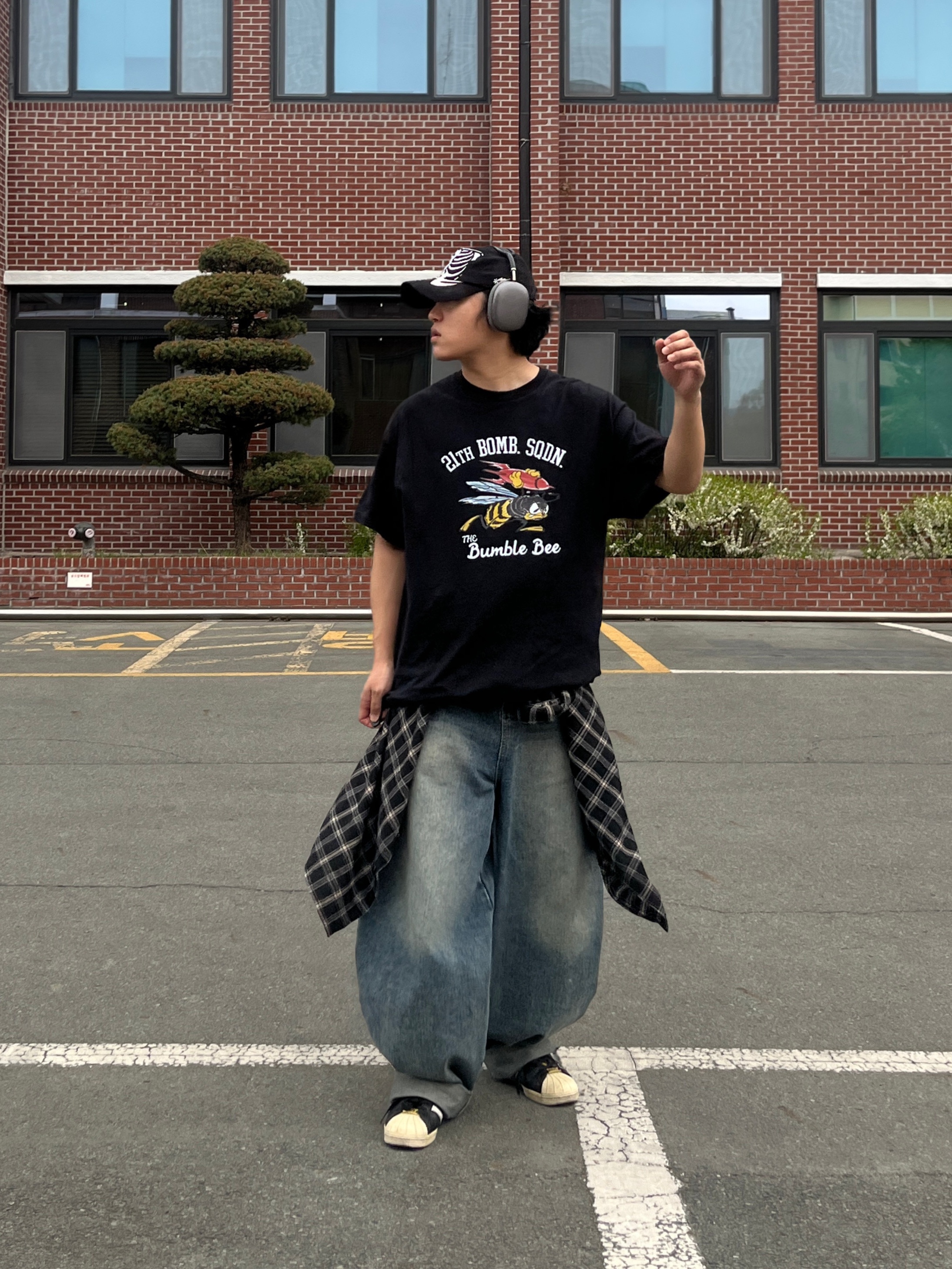 Gildan X 아메리칸 컬렉션 범블비 티셔츠 블랙 착용 스타일 - 2