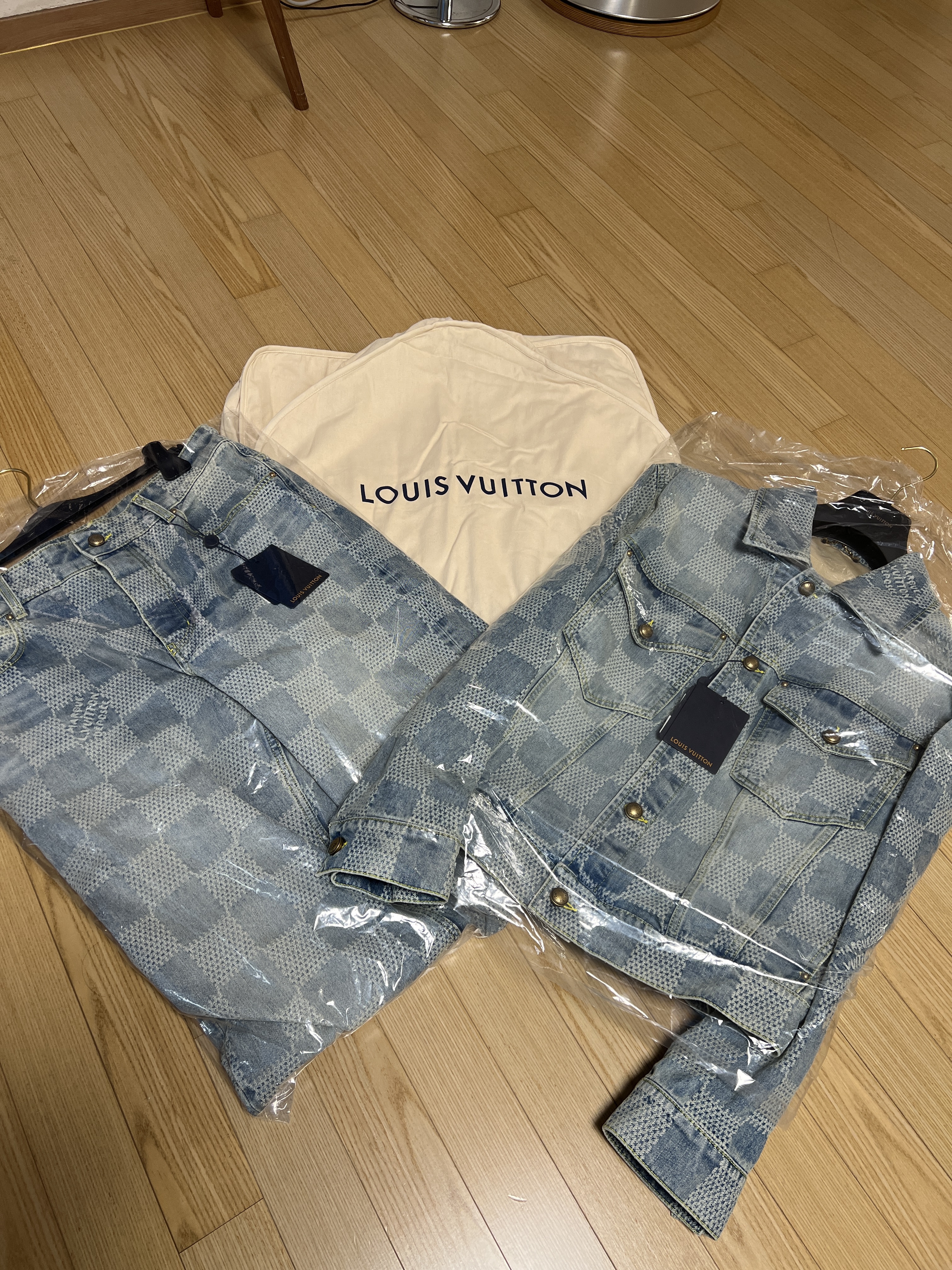 Louis Vuitton Workwear Denim Carpenter Pants Indigo, Louis Vuitton Damier Jacquard Classic Denim Jacket Indigo 착용 스타일 - 2