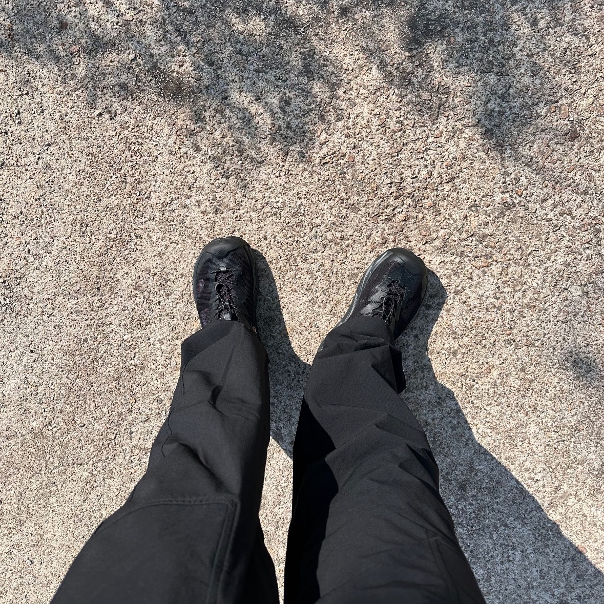 Hoka Hopara 2 Black, Hoka Ora Recovery Mule Black 착용 스타일 - 1