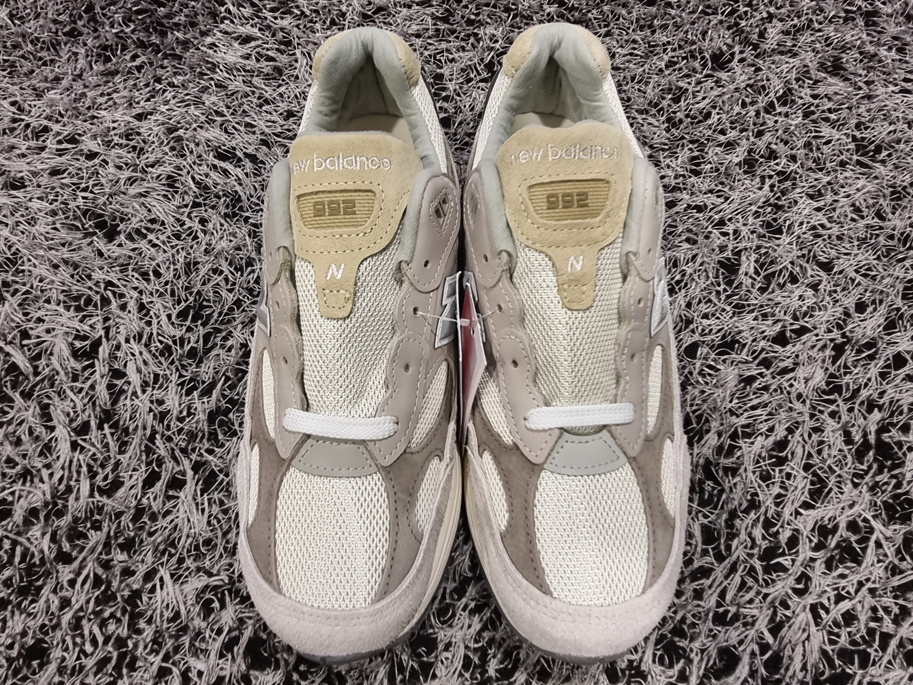 New Balance 992 Made in USA Moonrock Mushroom 착용 스타일 - 4