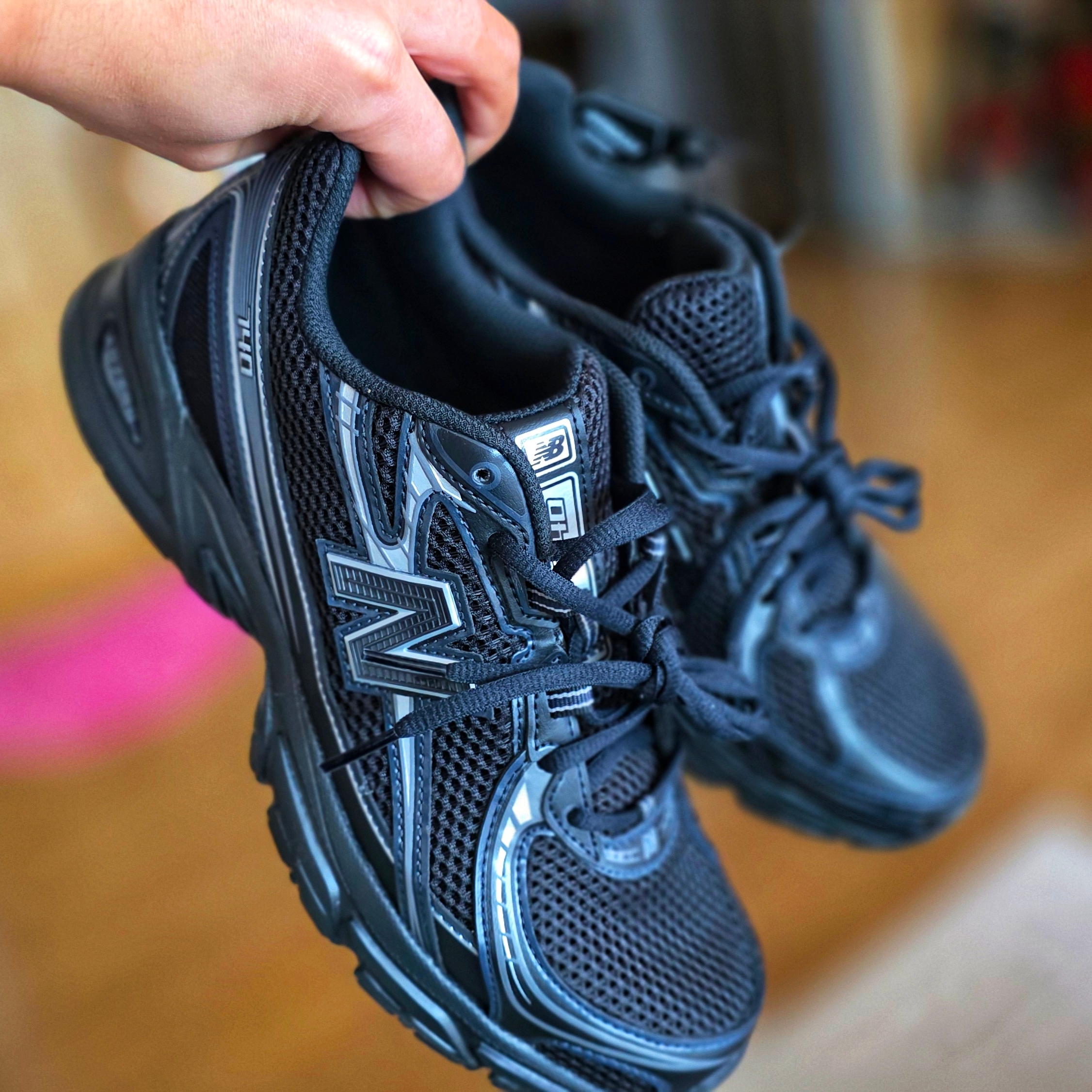 New Balance 740v2 Black Silver Metallic 착용 스타일 - 2