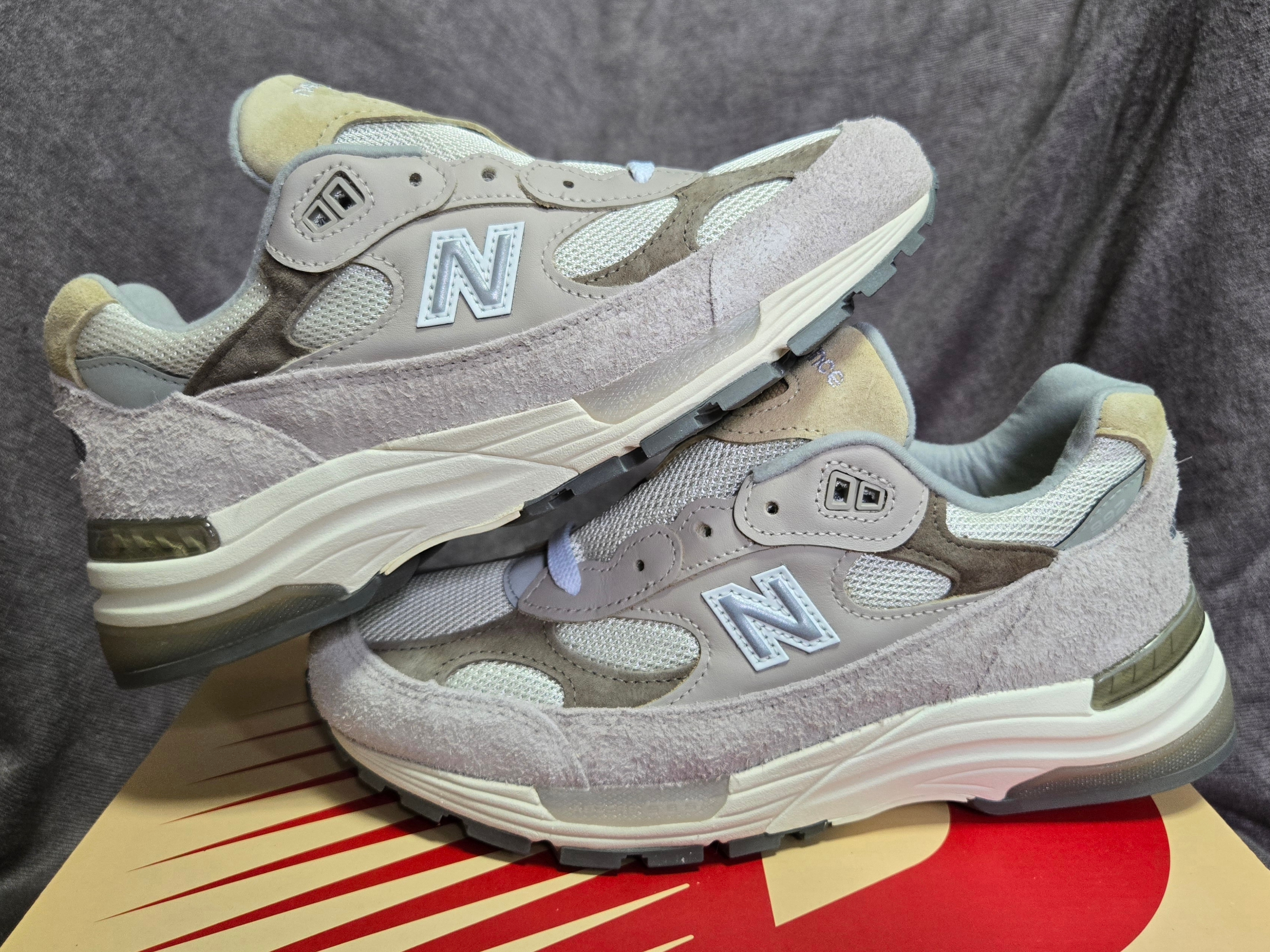 New Balance 992 Made in USA Moonrock Mushroom, New Balance 992 Made in USA Grey - D Standard 착용 스타일 - 1