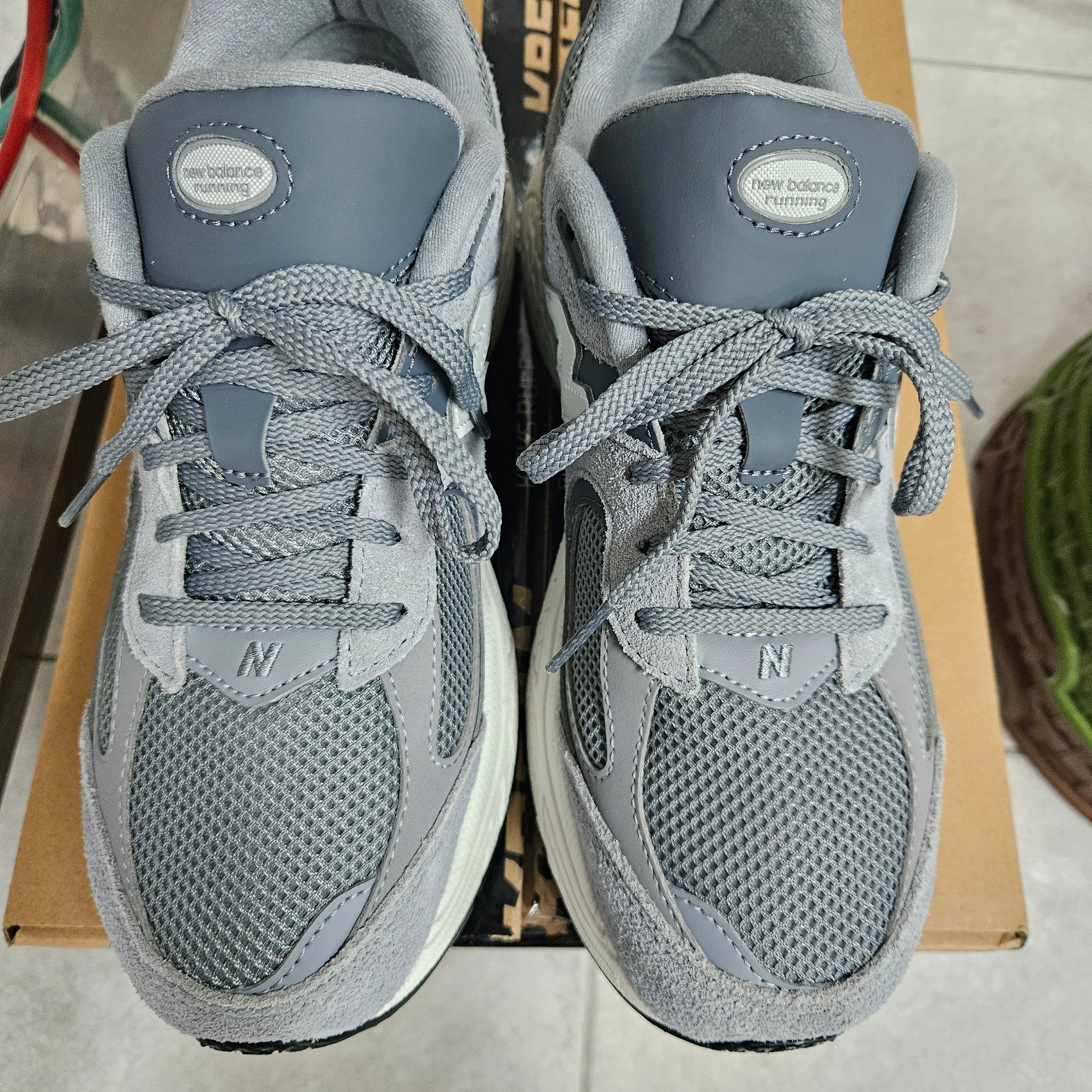 (GS) New Balance 2002R Steel Lead 착용 스타일