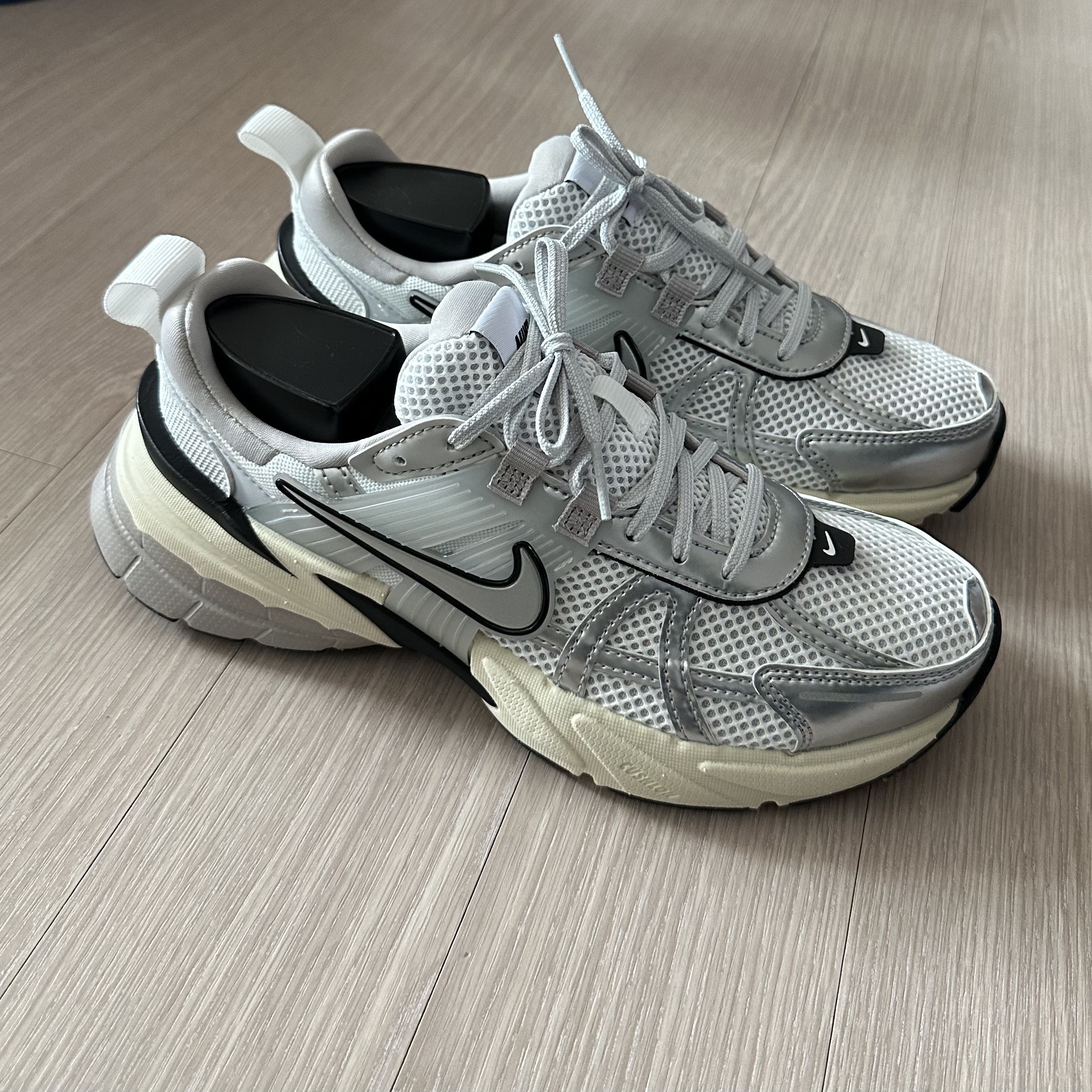 Nike V2K Run Summit White Metallic Silver 착용 스타일