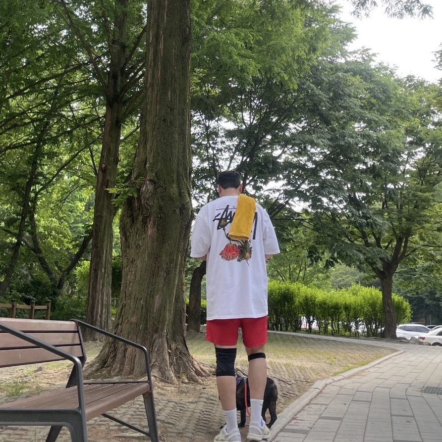 스투시 위더드 플라워 티셔츠 화이트 착용 스타일